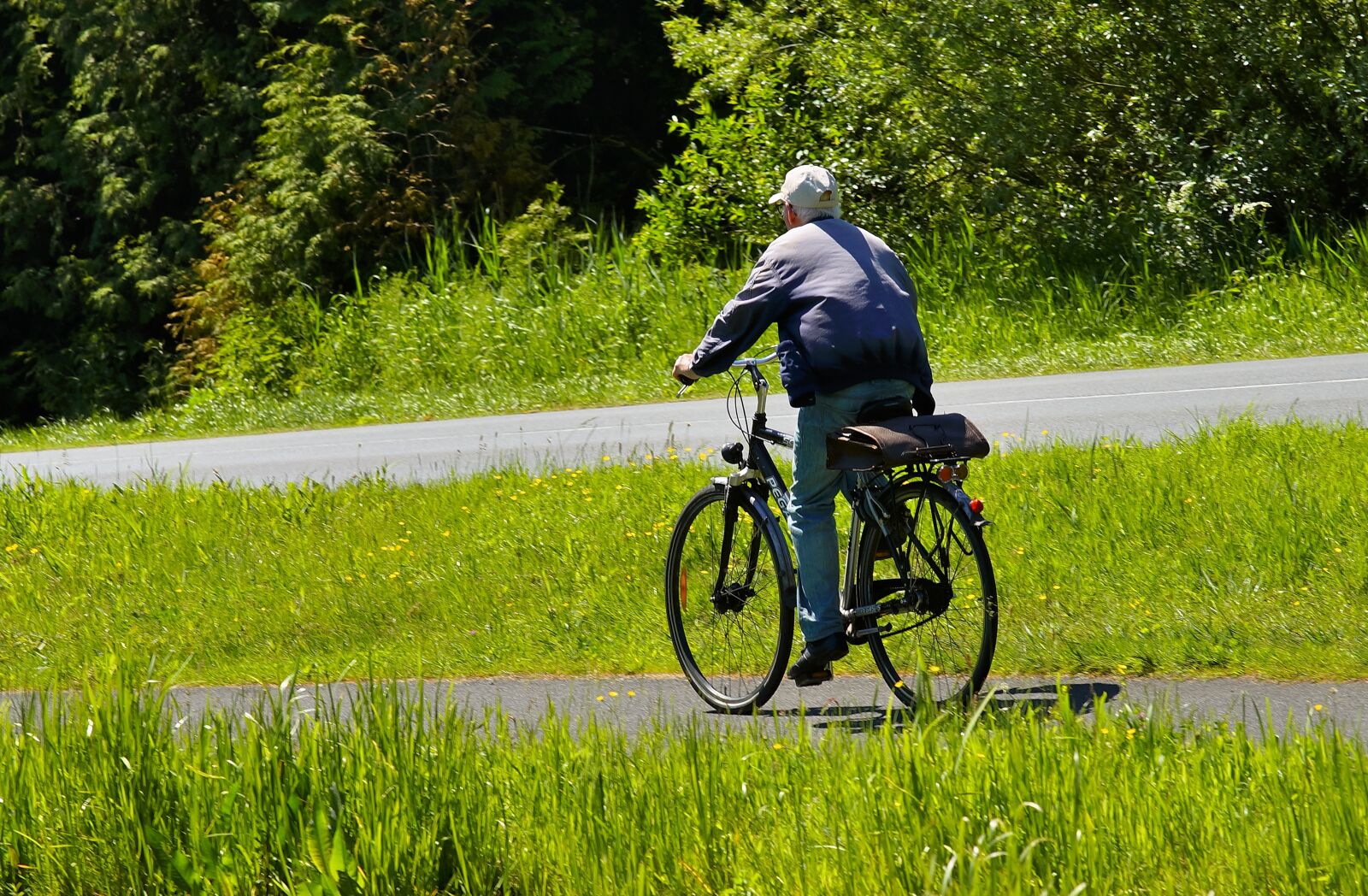 Sony a99 II + Minolta AF 80-200mm F2.8 HS-APO G sample photo. Cyclists, rural, commute photography