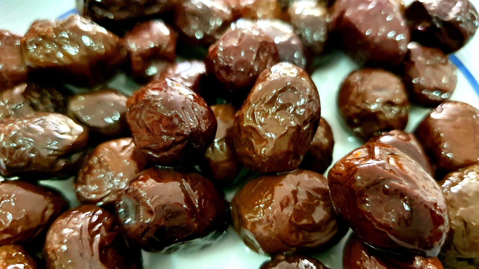 Samsung Galaxy S10e sample photo. Olives, ege, black photography