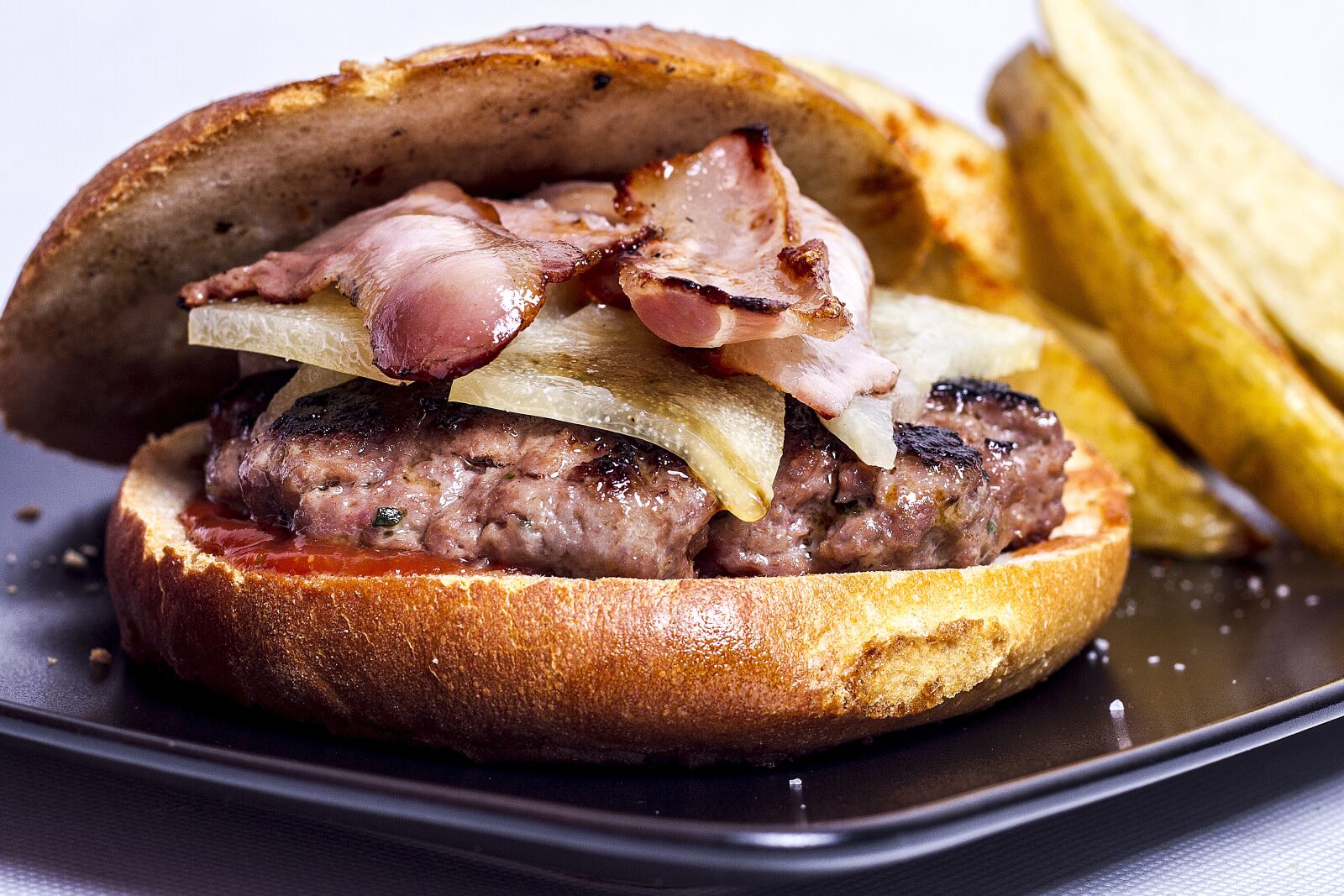 Canon EOS 7D + Canon EF 50mm F1.8 II sample photo. Burger, food, meat photography