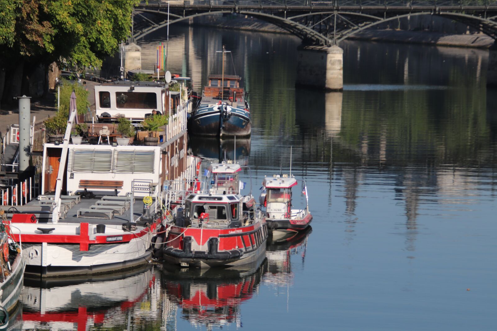 Canon EOS 800D (EOS Rebel T7i / EOS Kiss X9i) sample photo. Barges, boats, river photography
