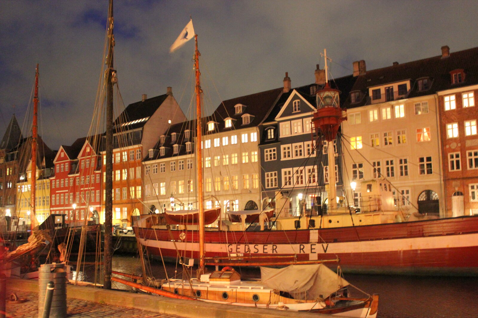 Canon EOS 550D (EOS Rebel T2i / EOS Kiss X4) sample photo. City, color, copenhagen, night photography