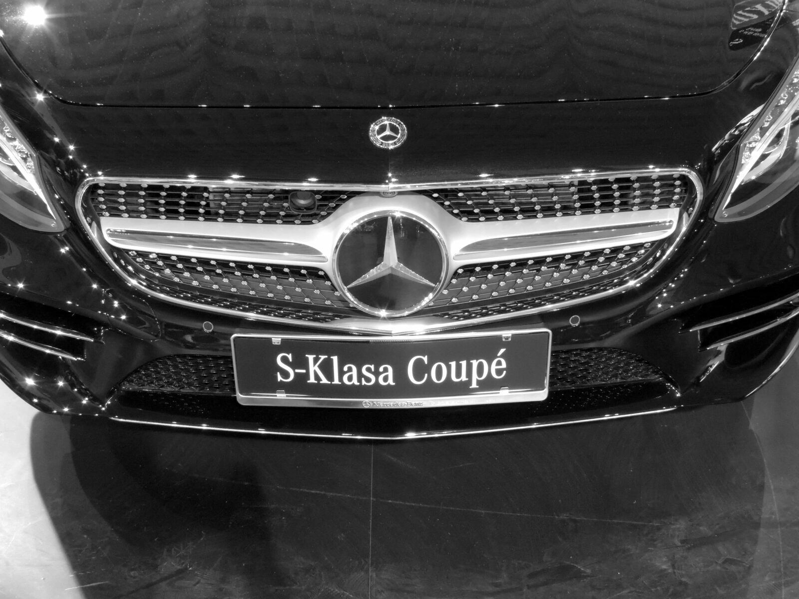 Nikon Coolpix P520 sample photo. Automobile, black and white photography