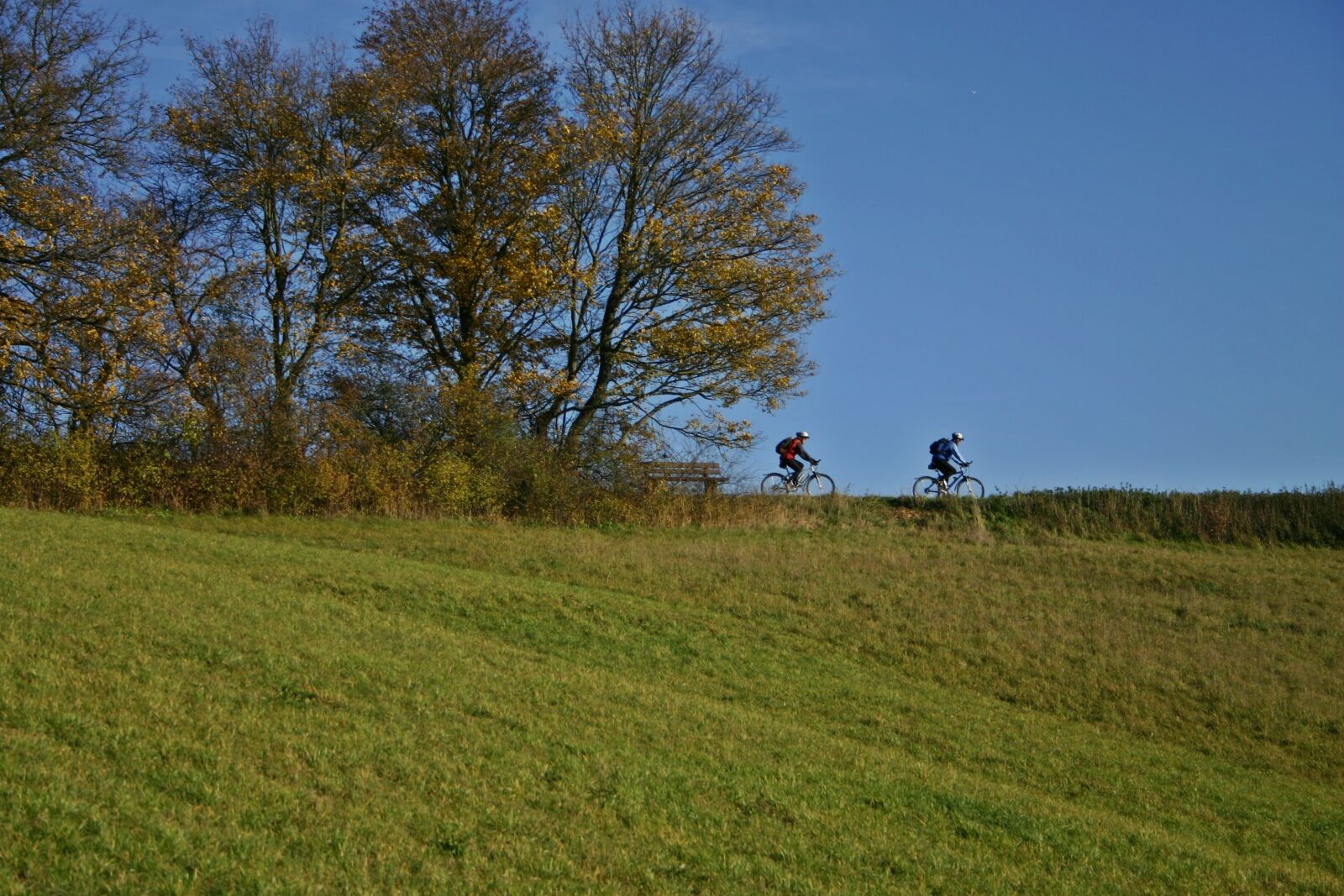 Canon EOS 300D (EOS Digital Rebel / EOS Kiss Digital) sample photo. Cyclists, bike ride, cycling photography