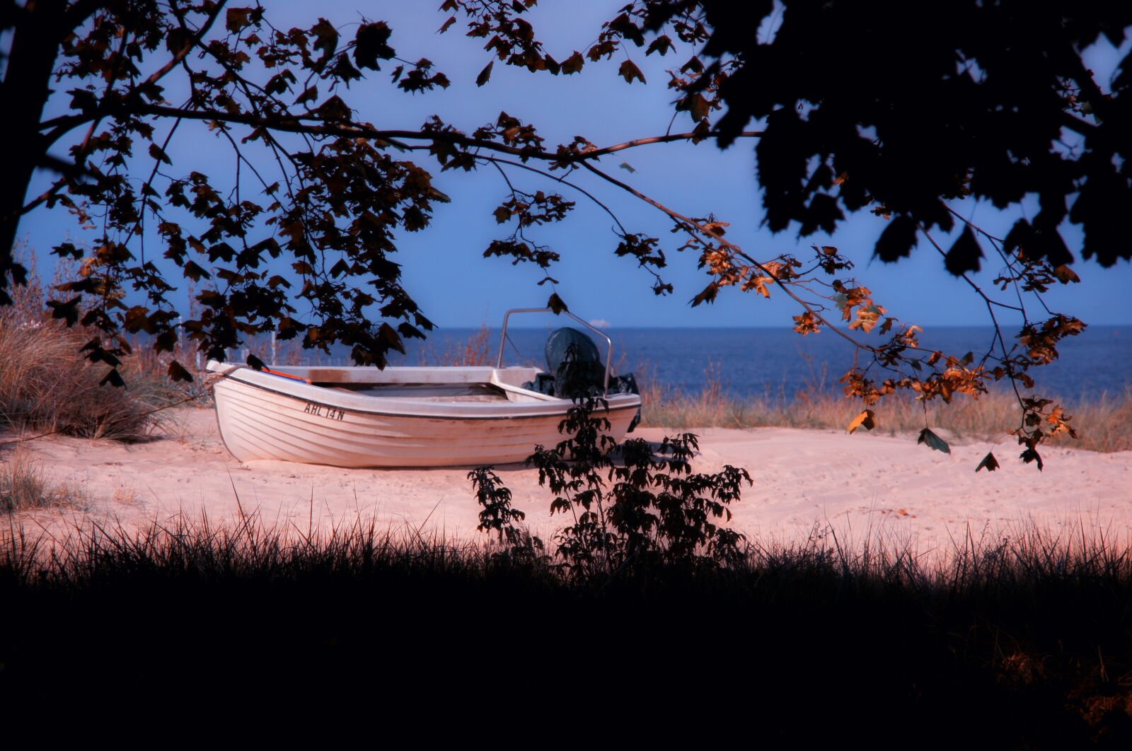 Sony Alpha DSLR-A580 sample photo. Boat, bank, sea photography
