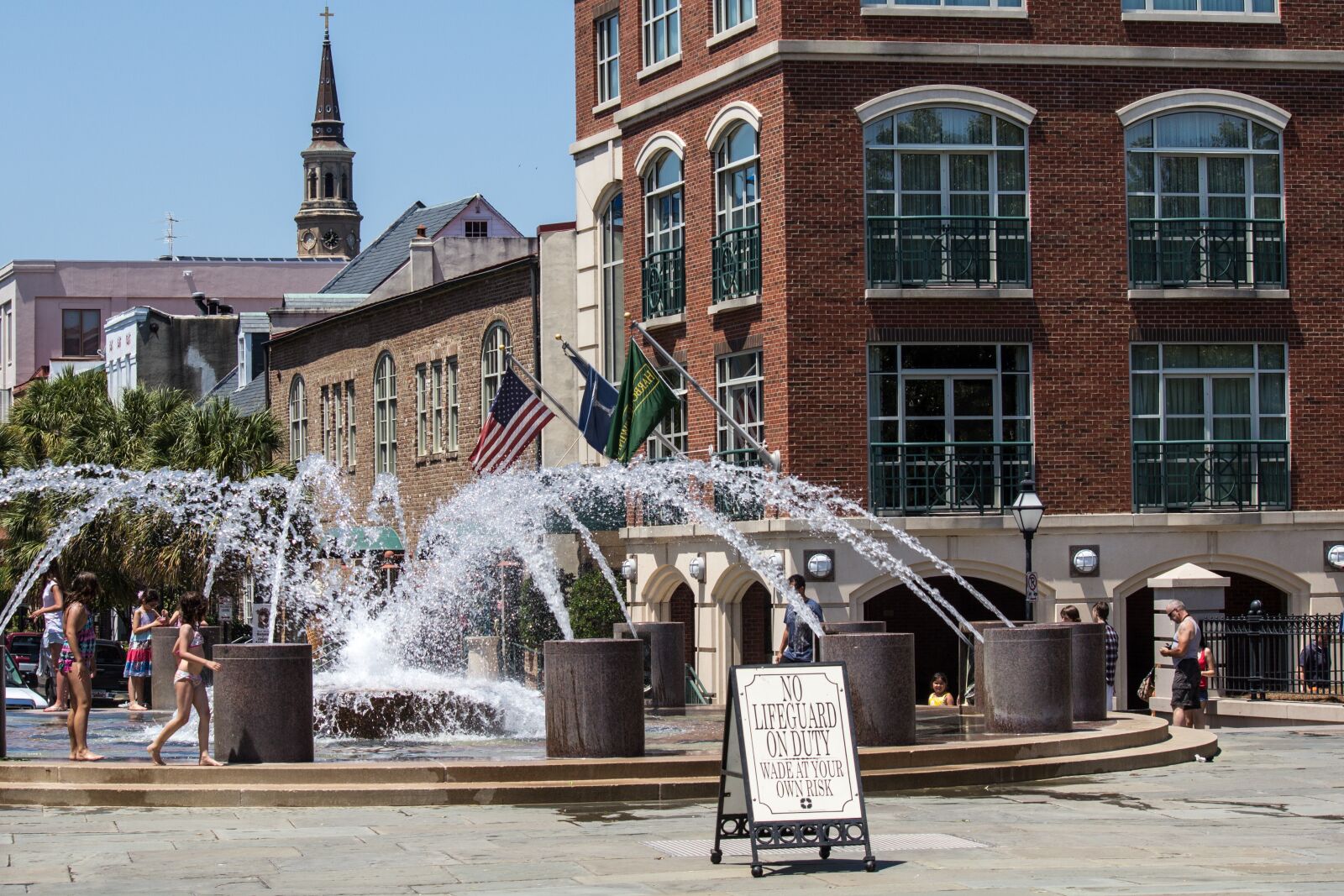 Canon EOS 600D (Rebel EOS T3i / EOS Kiss X5) + Canon EF-S 55-250mm F4-5.6 IS sample photo. Fountain, city square, charleston photography