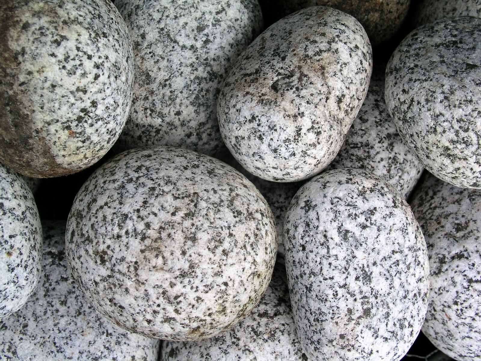 Olympus C5050Z sample photo. Pebbles, stones, beach photography