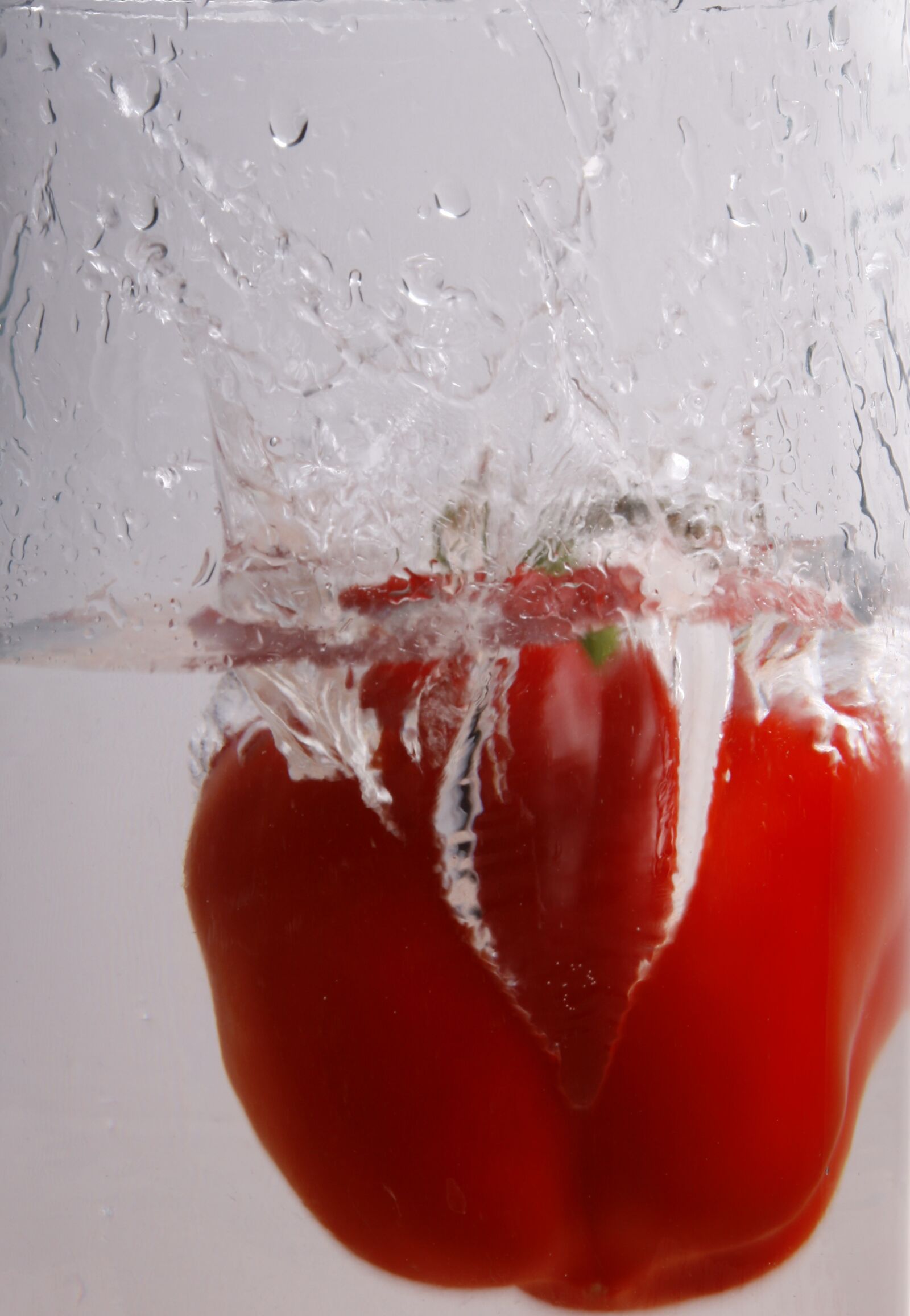 Canon EOS 1000D (EOS Digital Rebel XS / EOS Kiss F) sample photo. Paprika, water, immersion photography