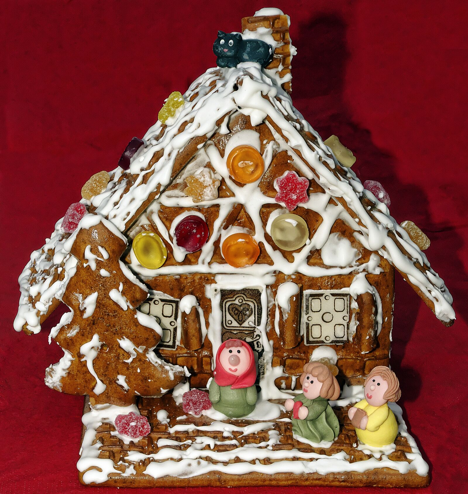 Panasonic Lumix DMC-FZ1000 sample photo. Gingerbread house, marzipan figures photography
