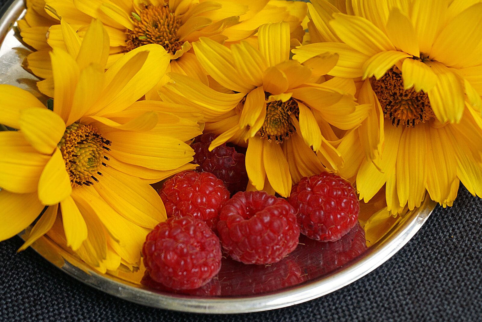 Sony a6000 sample photo. Yellow flowers, malin, food photography