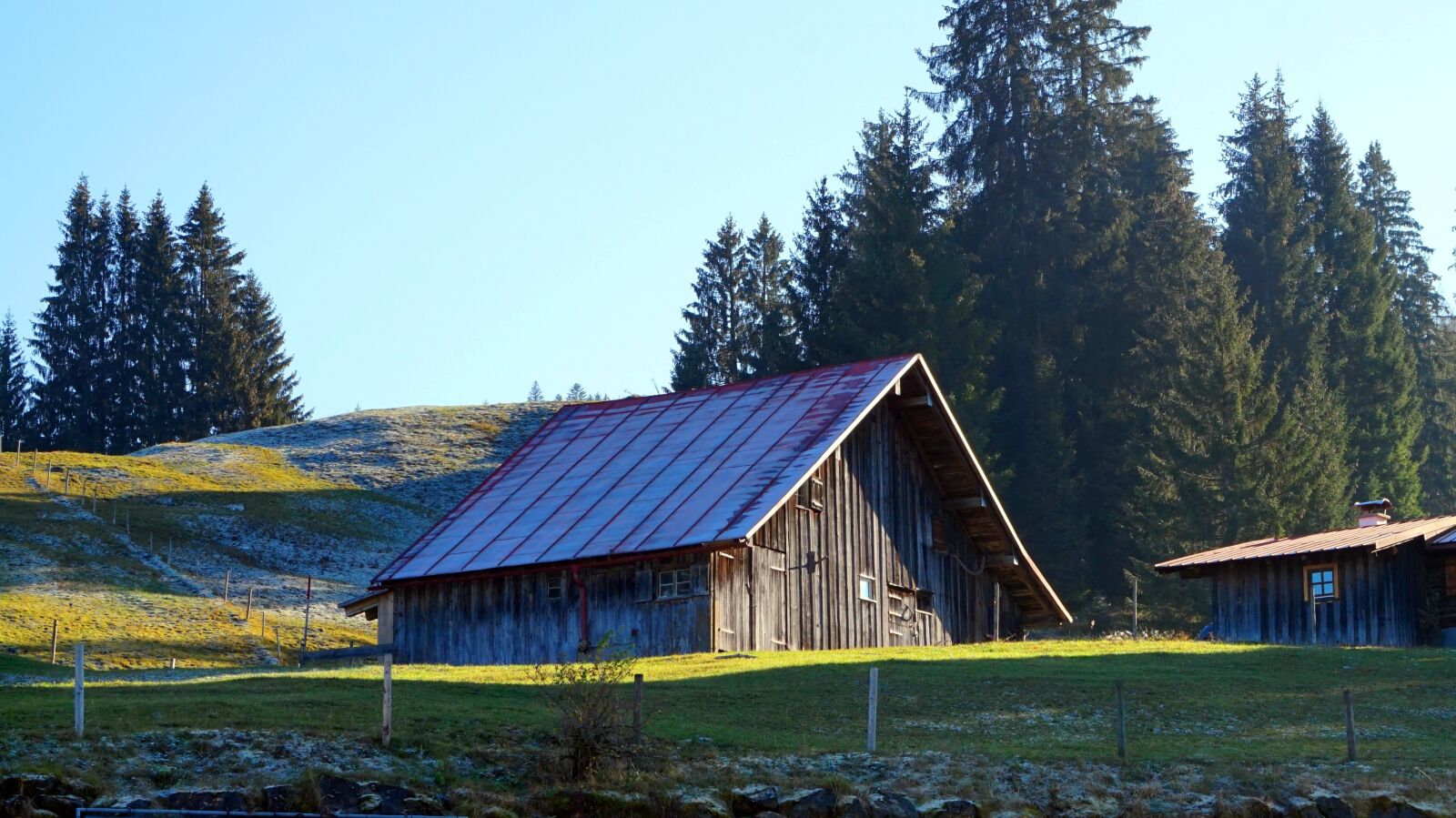Sony Alpha a5000 (ILCE 5000) + Sony E 55-210mm F4.5-6.3 OSS sample photo. Alpine, barn, hut photography