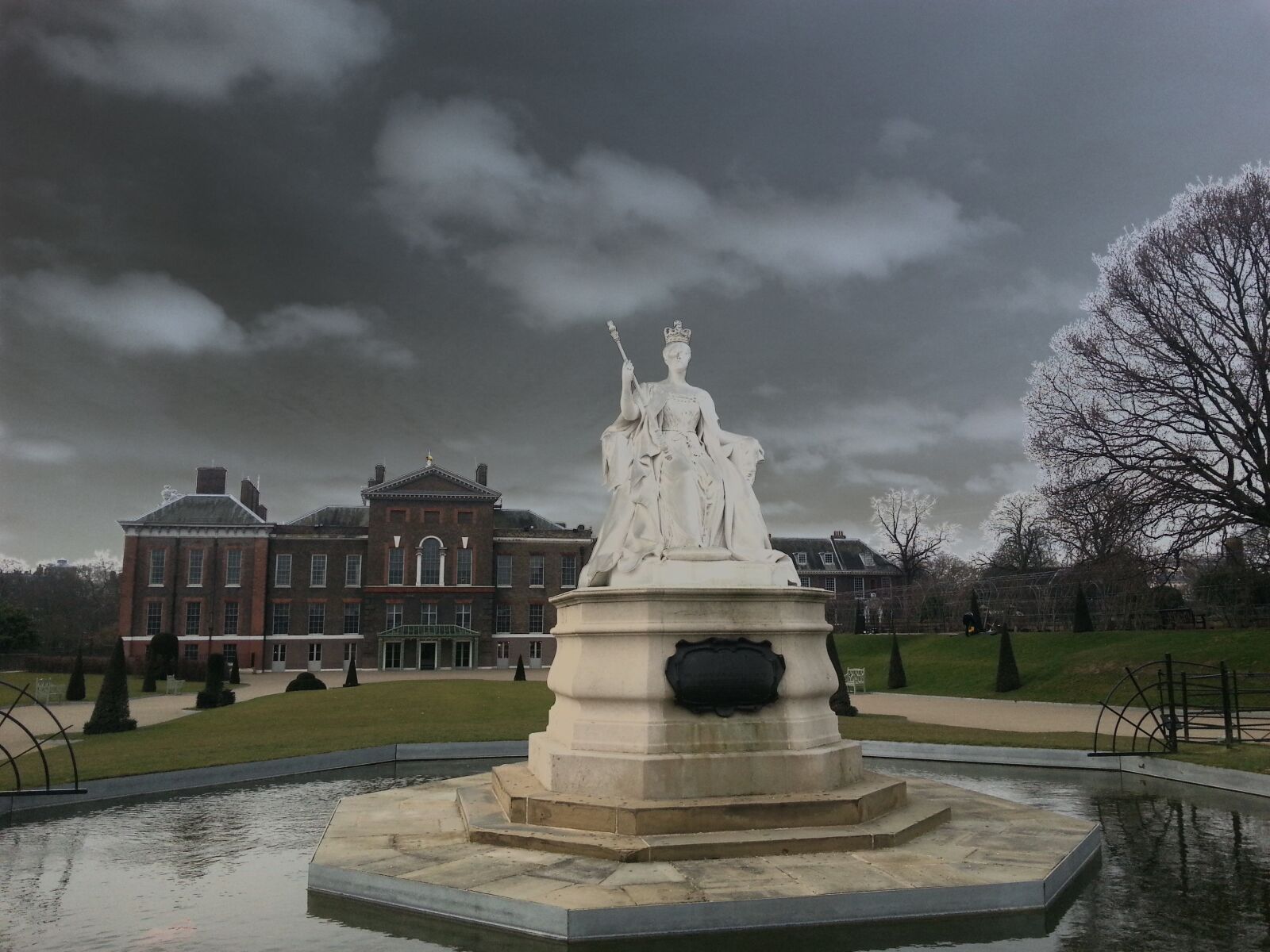 Samsung Galaxy S3 sample photo. Queen victoria statue, kensington photography
