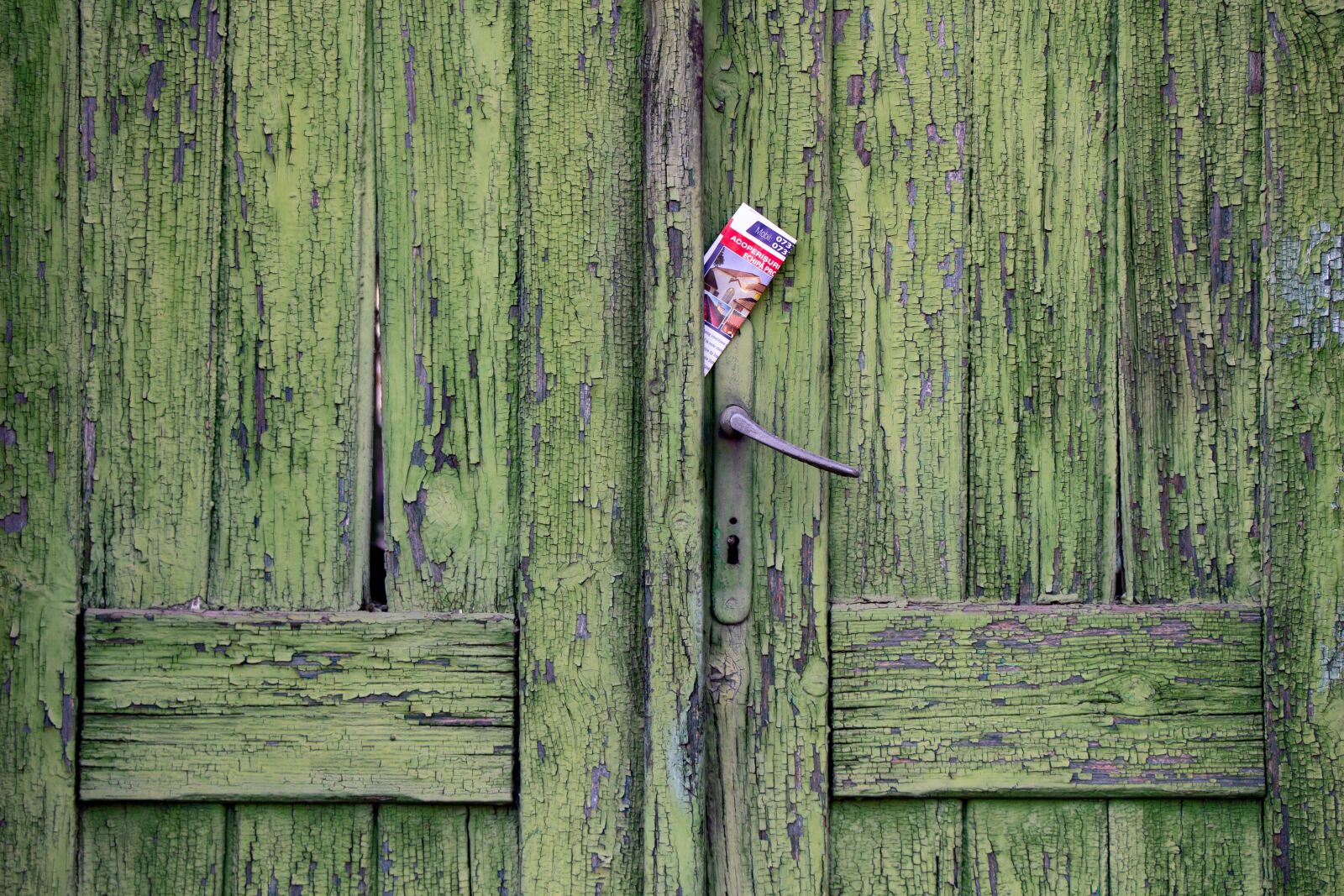 Canon EOS 100D (EOS Rebel SL1 / EOS Kiss X7) sample photo. Vintage door, newspaper, rustic photography