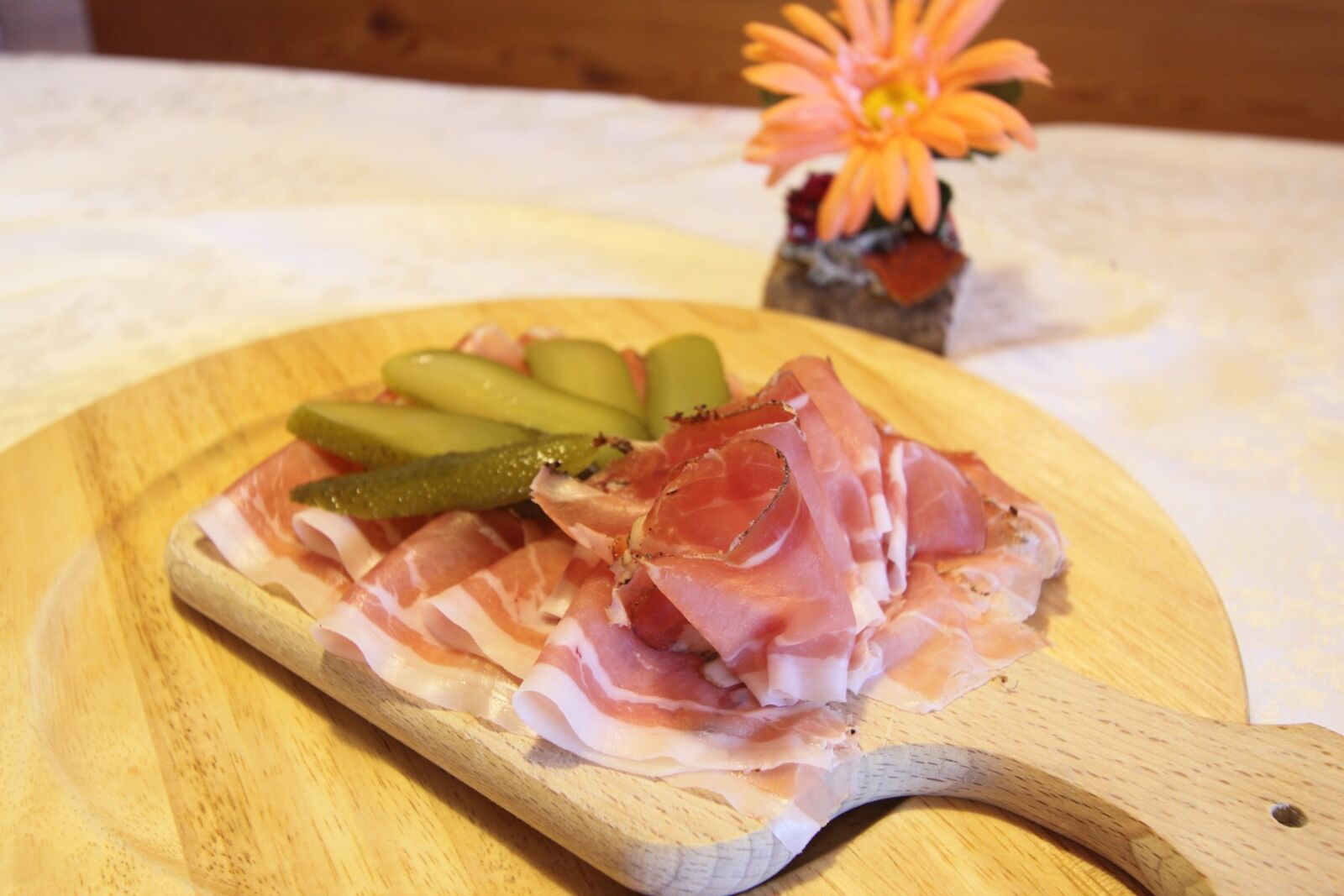 Canon EOS 50D sample photo. Chopping board, speck, cucumbers photography