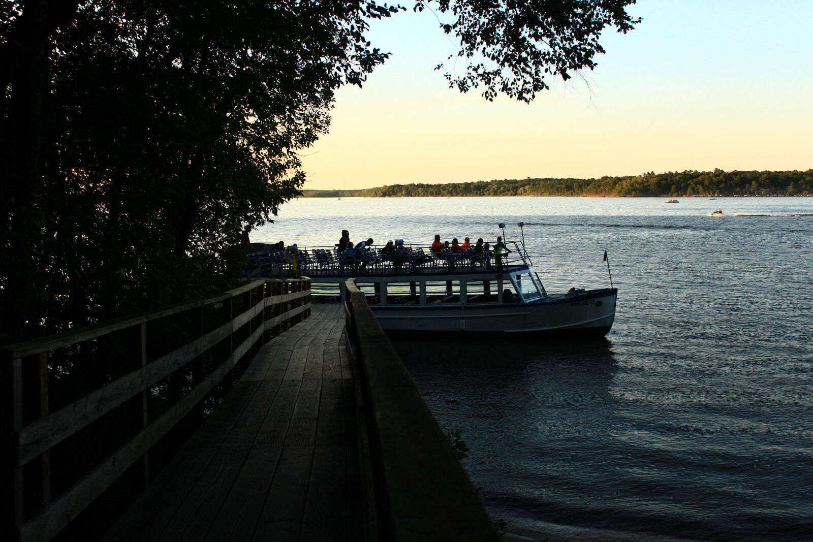 Canon EOS 600D (Rebel EOS T3i / EOS Kiss X5) sample photo. Boat, lake, summer, sunset photography