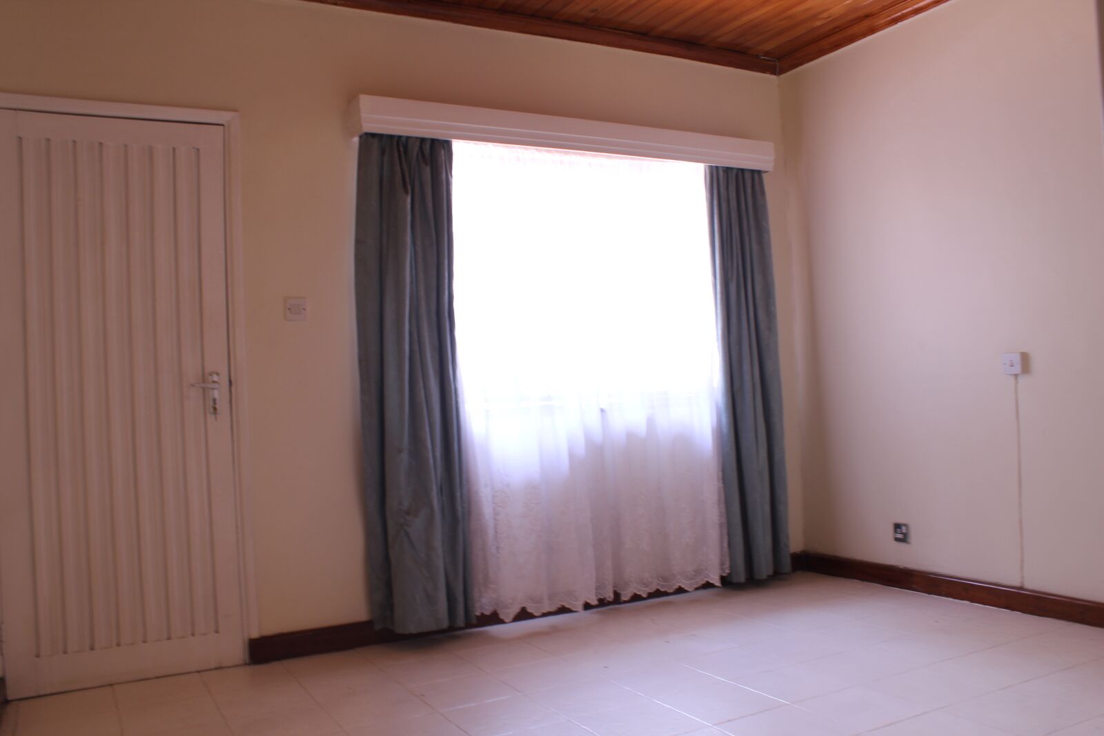 Canon EOS 600D (Rebel EOS T3i / EOS Kiss X5) sample photo. House, space, living photography