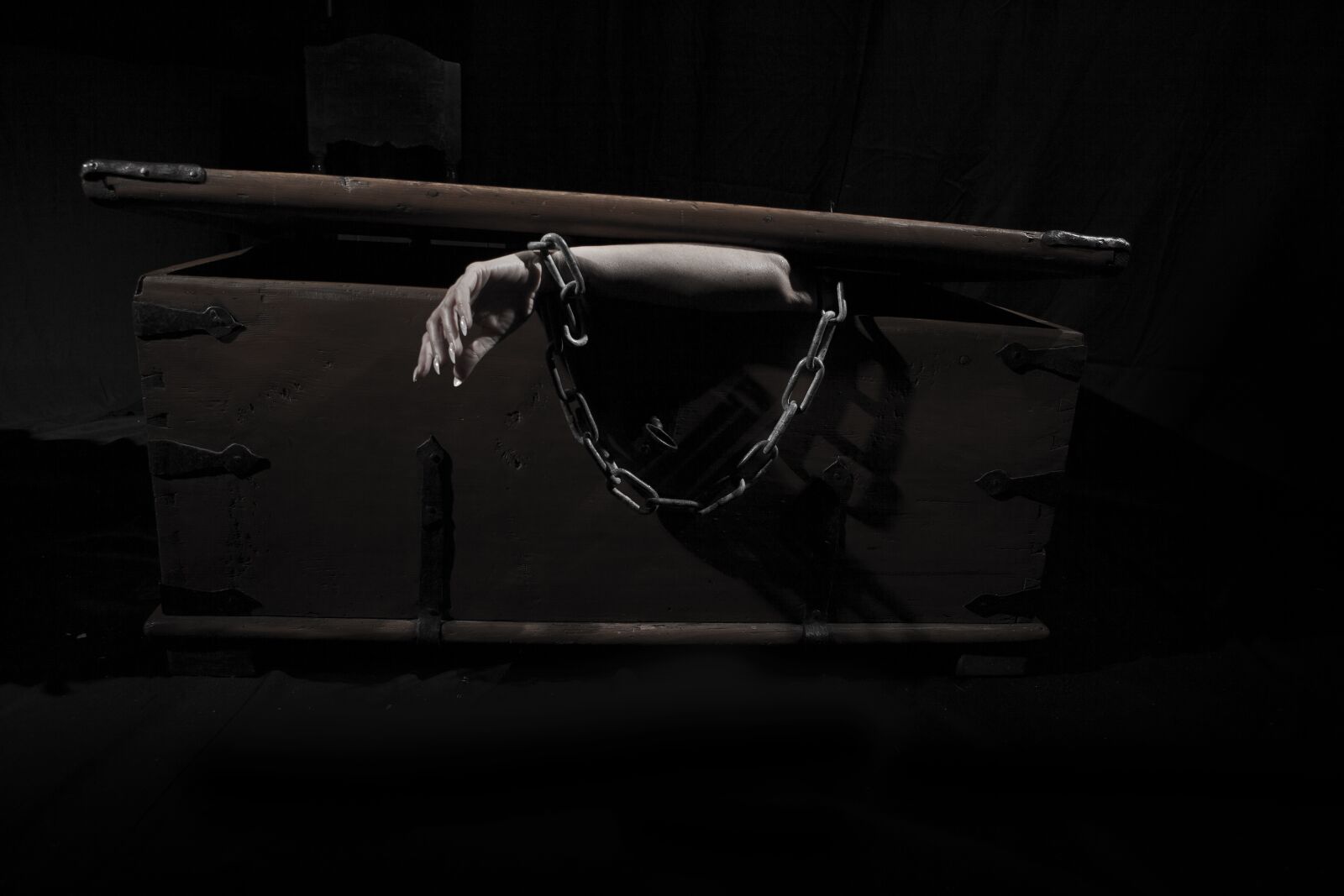 Canon EOS 5D Mark II + Canon EF 24-70mm F2.8L USM sample photo. Arm, coffin, chain photography