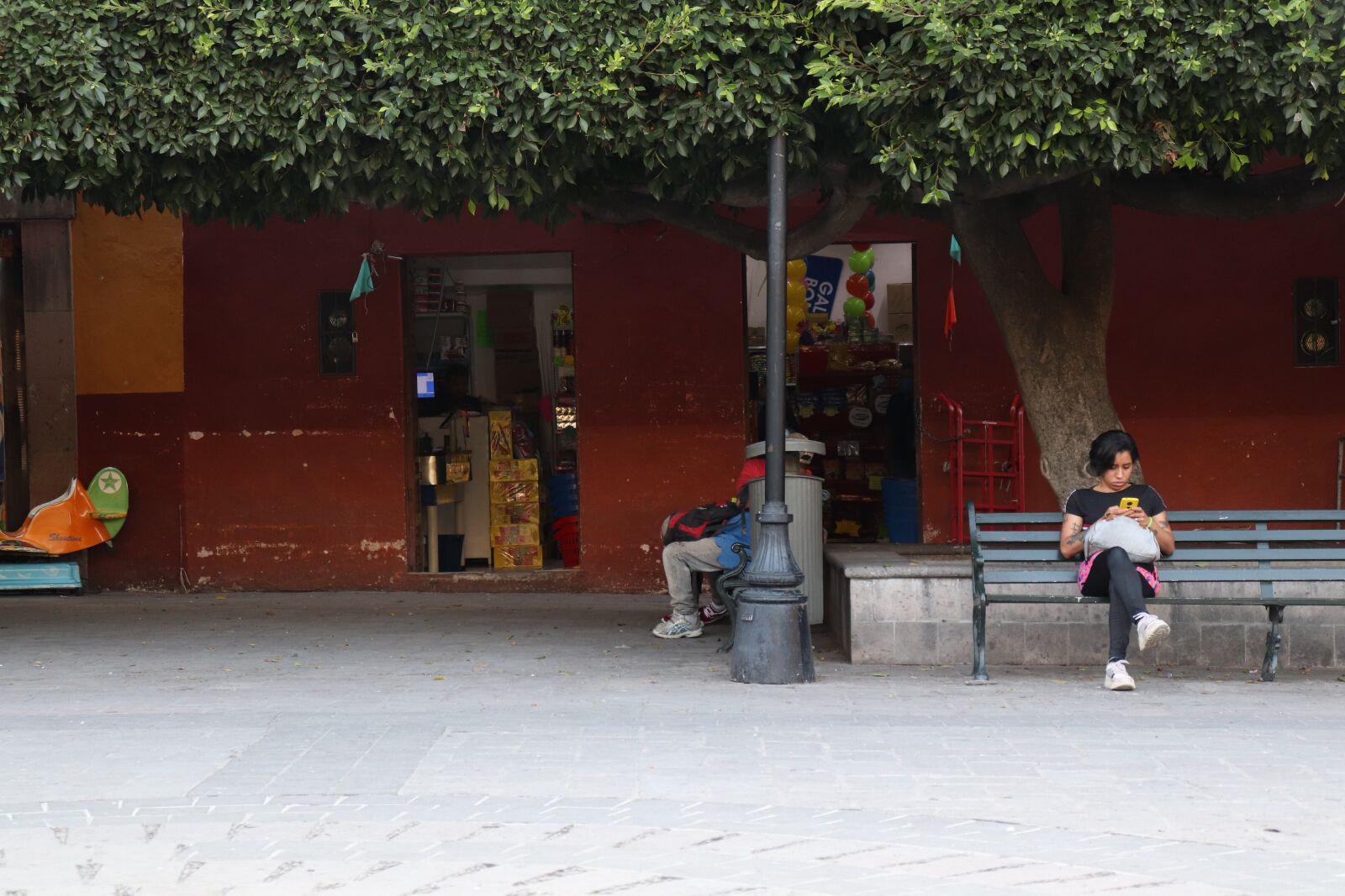 Canon EOS 200D (EOS Rebel SL2 / EOS Kiss X9) sample photo. Deadpan, street, plaza photography