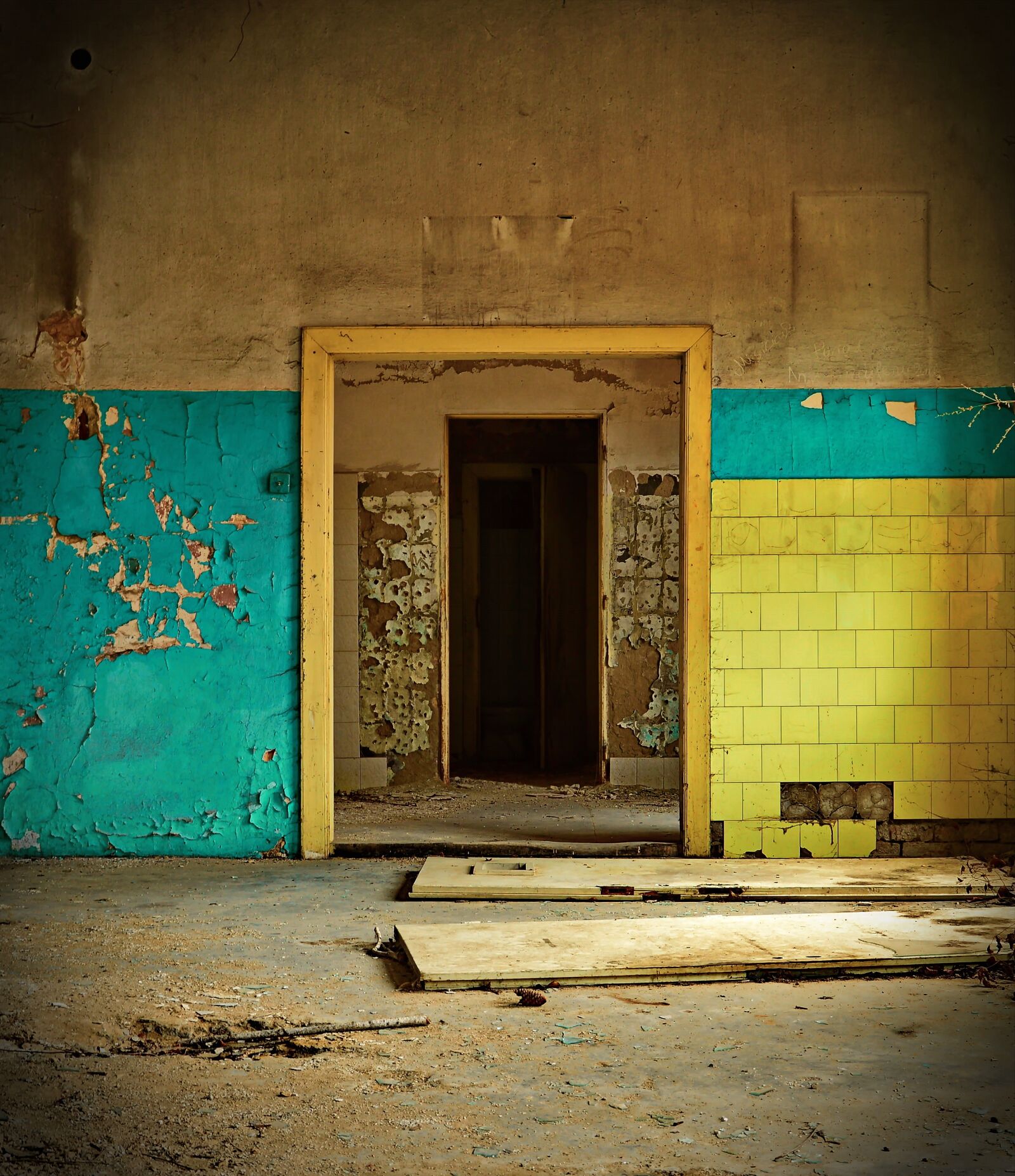 Nikon D3200 sample photo. Ruined, rundown, tile photography