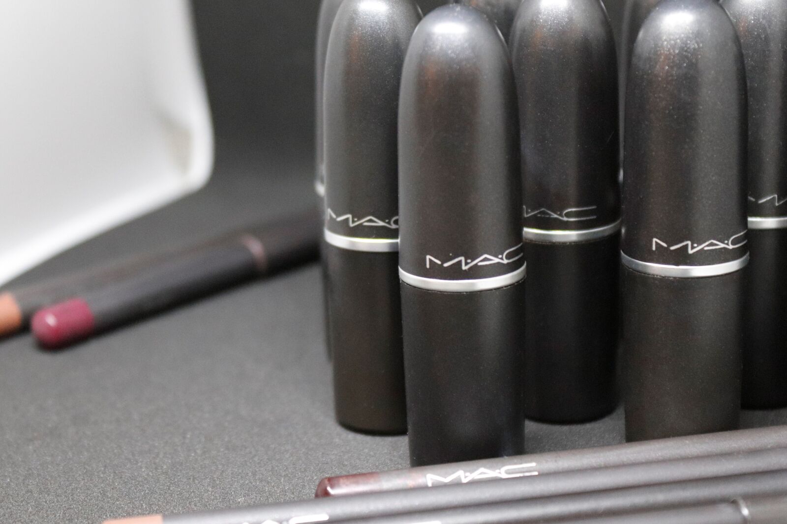 Canon EOS 200D (EOS Rebel SL2 / EOS Kiss X9) sample photo. Lipstick, pencil, pen photography
