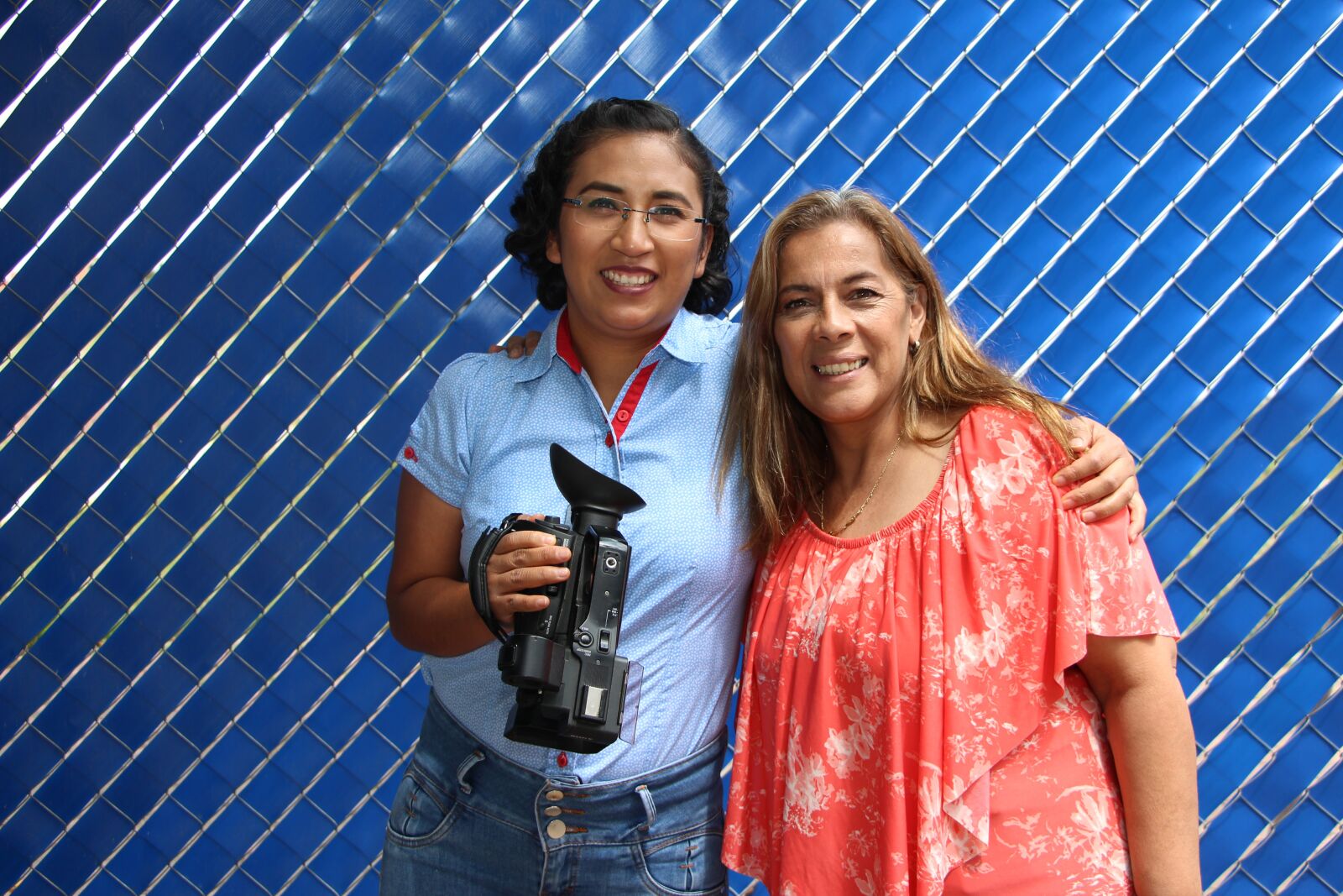 Canon EF-S 18-135mm F3.5-5.6 IS STM sample photo. Mujer, radio, empoderamiento photography