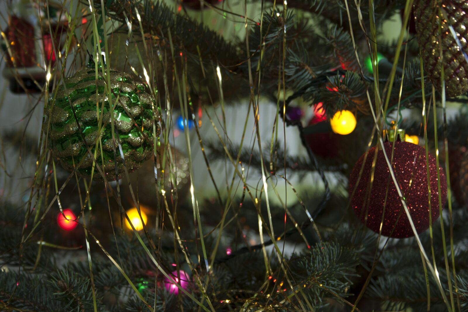 Canon EOS 300D (EOS Digital Rebel / EOS Kiss Digital) sample photo. Christmas tree, christmas baubles photography