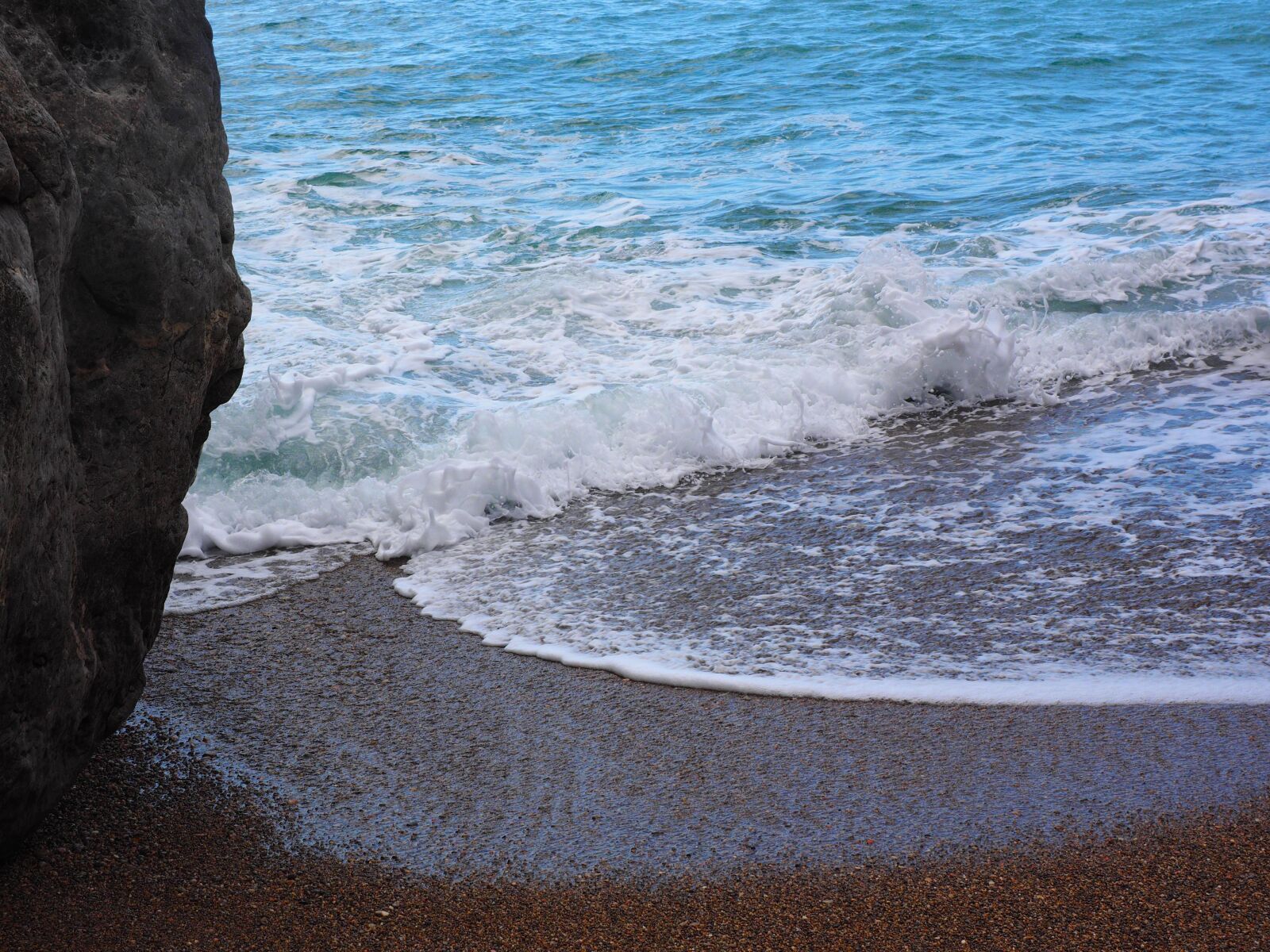 Olympus OM-D E-M1 + Olympus M.Zuiko Digital ED 12-40mm F2.8 Pro sample photo. Sea, wave, beach photography