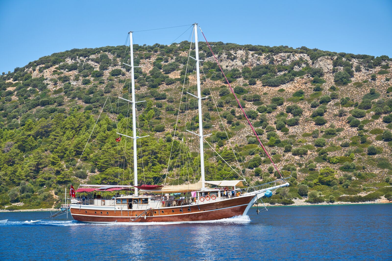Sony a7R II sample photo. Boat, tourist, tourism photography