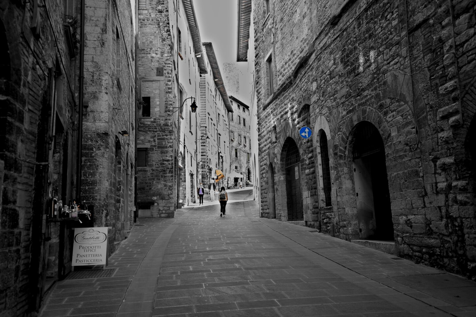 15-30mm F2.8 SSM sample photo. Umbria, italy, alley photography