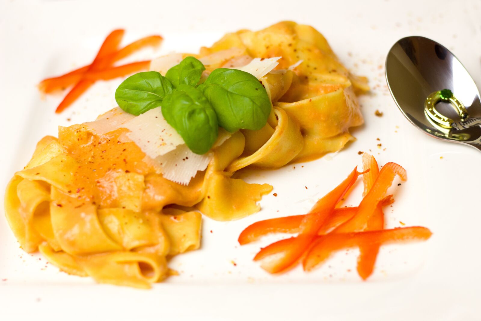 Canon EOS 600D (Rebel EOS T3i / EOS Kiss X5) + Canon EF 50mm F1.8 STM sample photo. Noodles, tagliatelle, cream photography