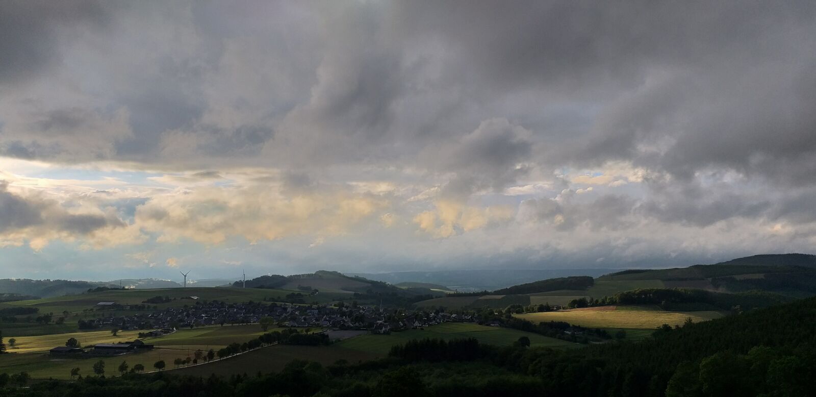 Samsung Galaxy A6+ sample photo. Sauerland, clouds, stormy photography