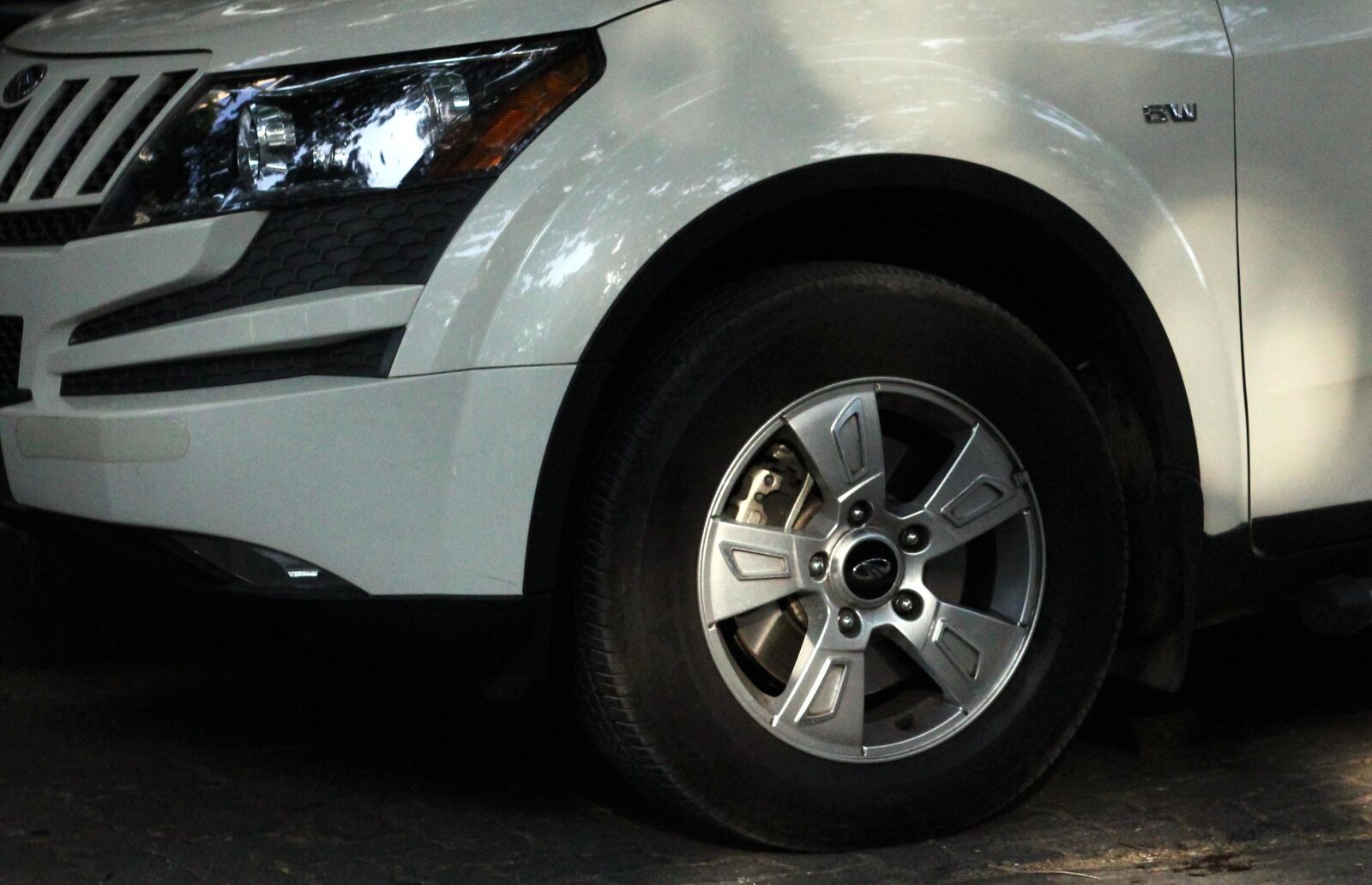Canon EOS 550D (EOS Rebel T2i / EOS Kiss X4) sample photo. Car, wheel, machine, tire photography