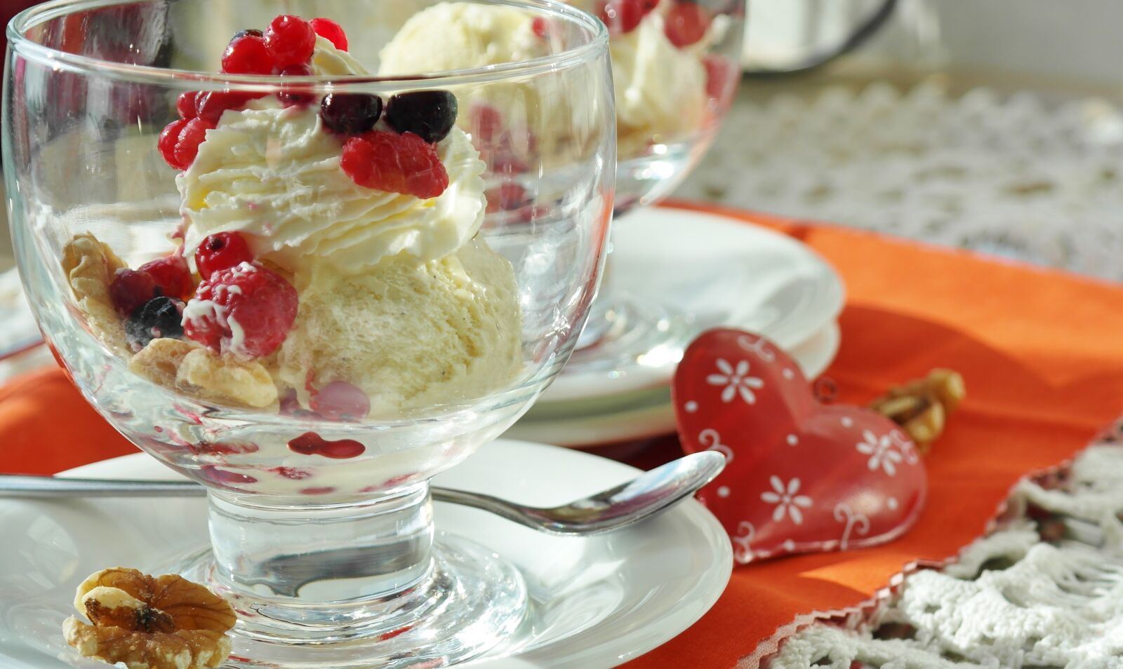 Samsung NX20 sample photo. Ice, cream, berries photography