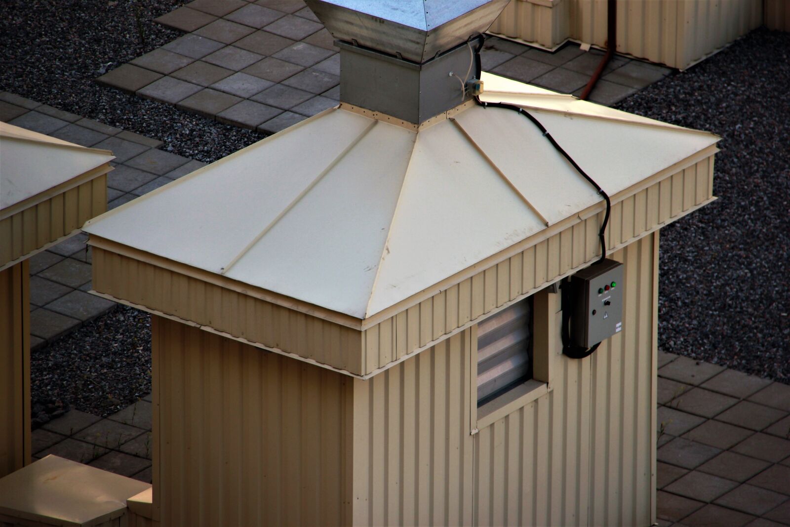 Canon EOS 550D (EOS Rebel T2i / EOS Kiss X4) sample photo. Roof, house, arhitecture photography