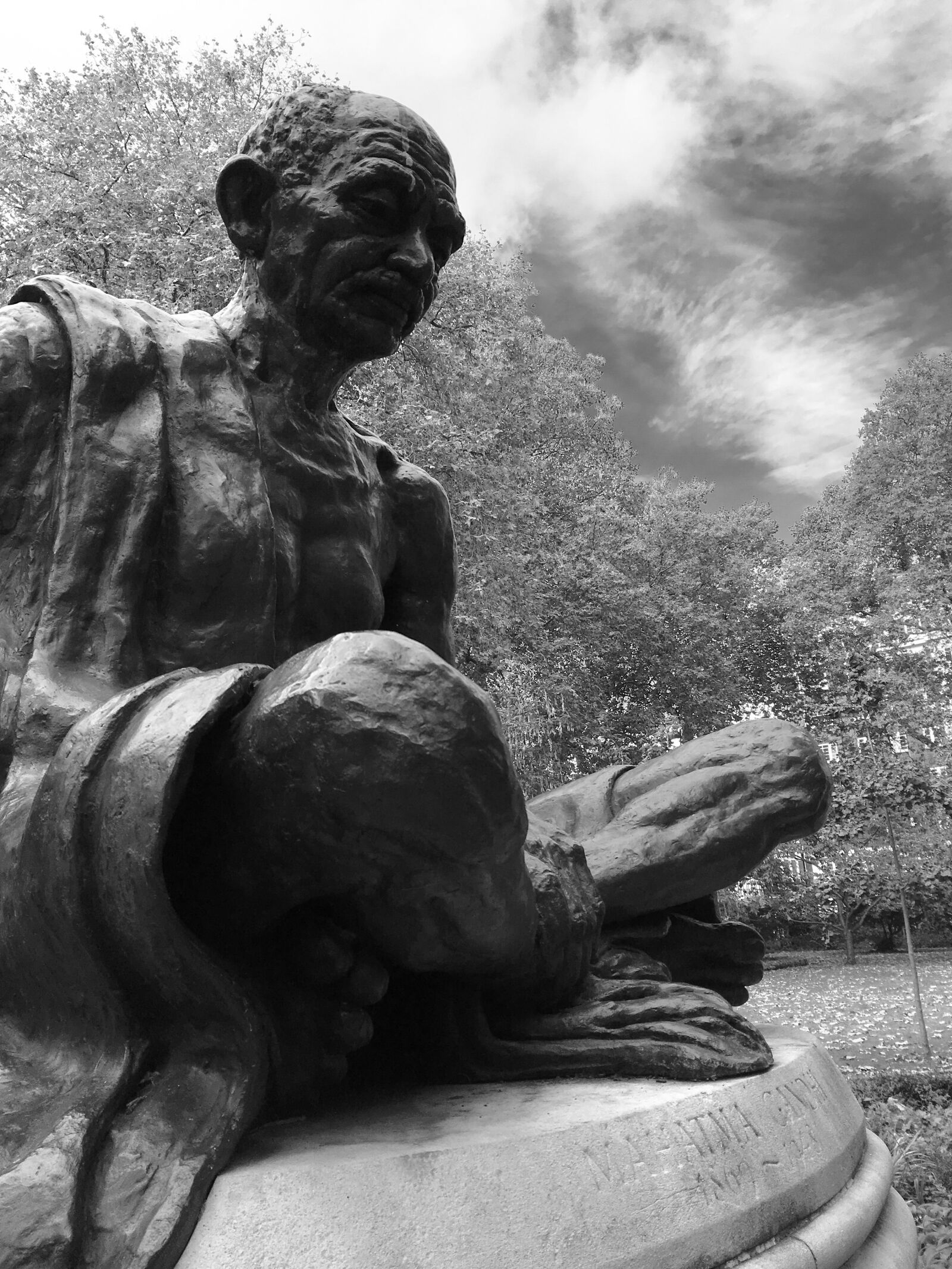 iPhone SE back camera 4.15mm f/2.2 sample photo. London, monument, gandhi photography