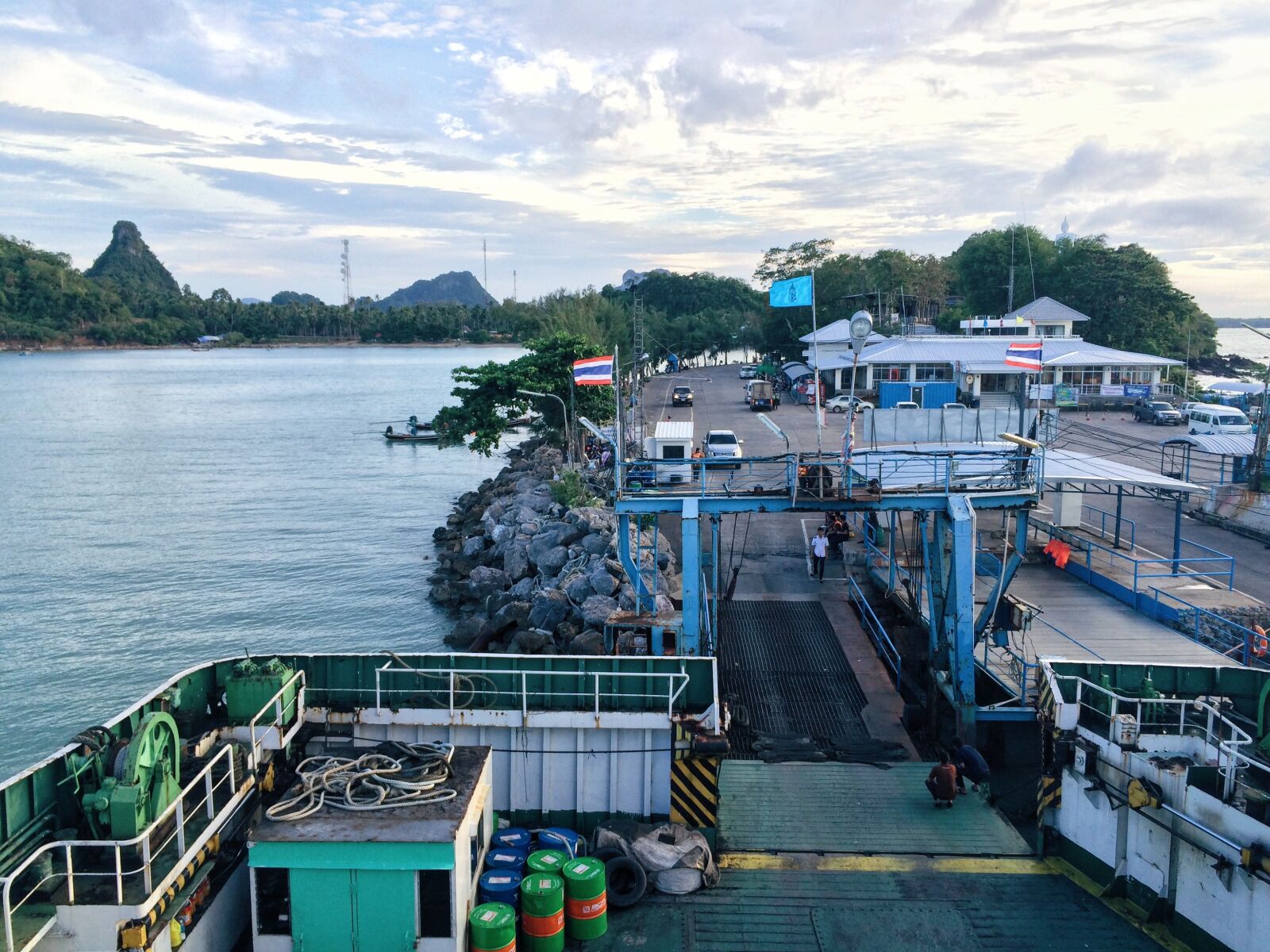 iPhone 5s back camera 4.15mm f/2.2 sample photo. Thailand, thai, travel photography