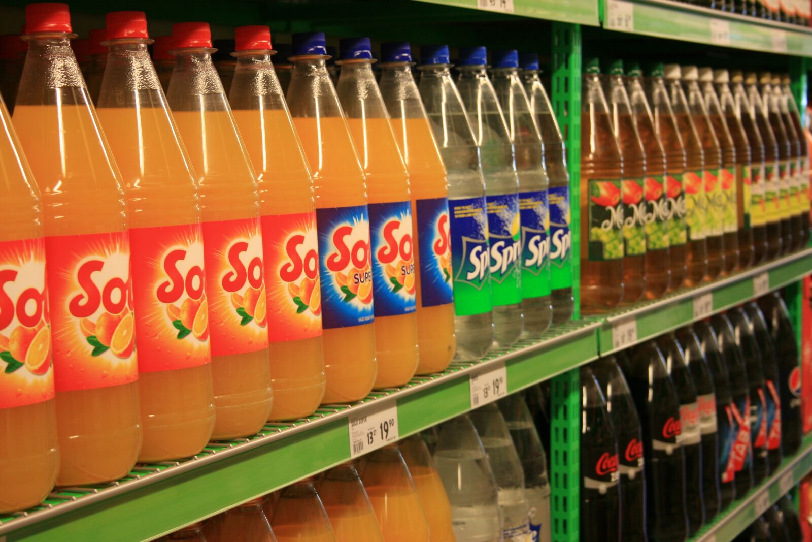 Canon EOS 400D (EOS Digital Rebel XTi / EOS Kiss Digital X) sample photo. Shop, shelf, soft drinks photography
