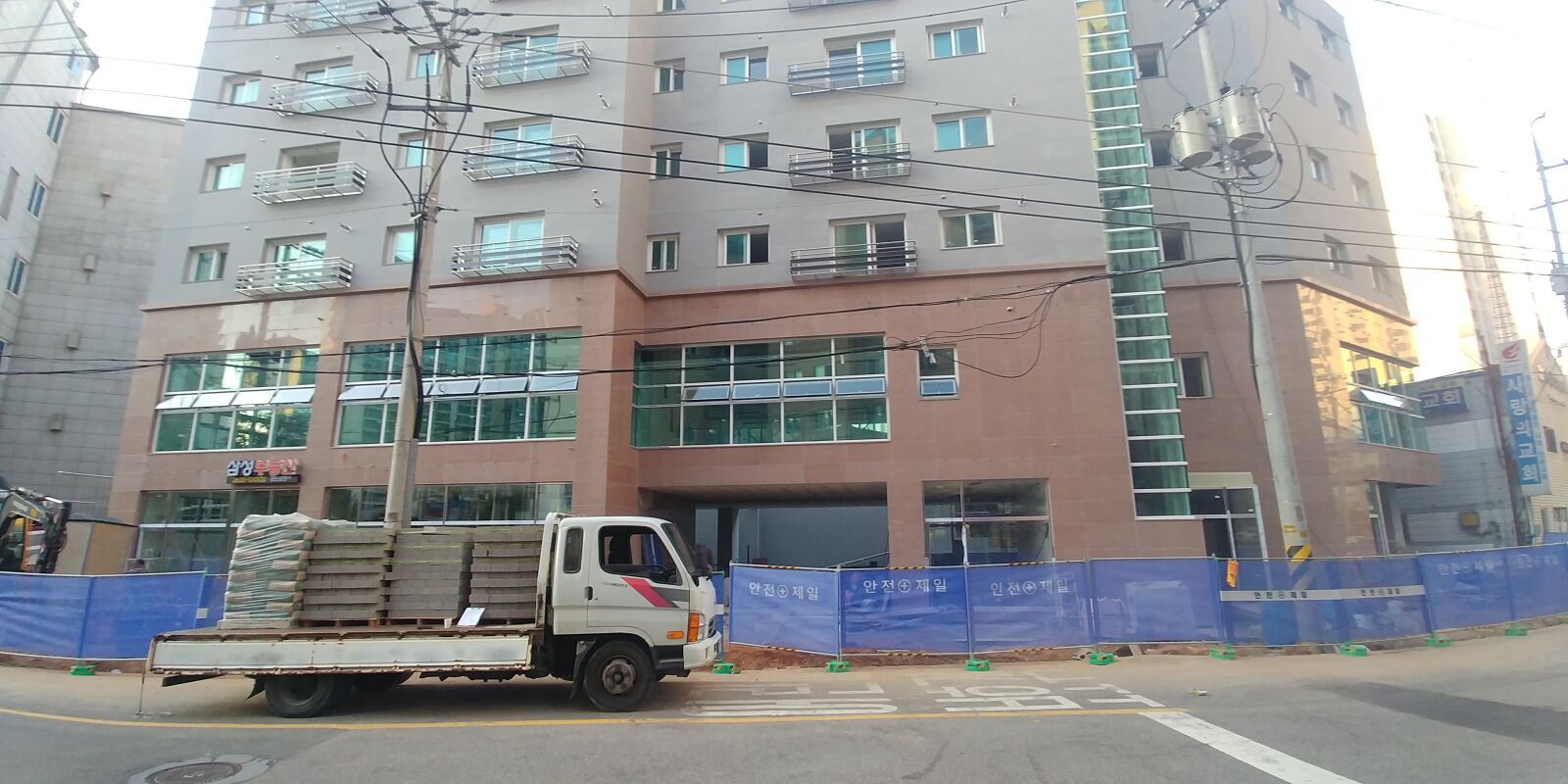 LG G6 sample photo. Building, construction, safety photography
