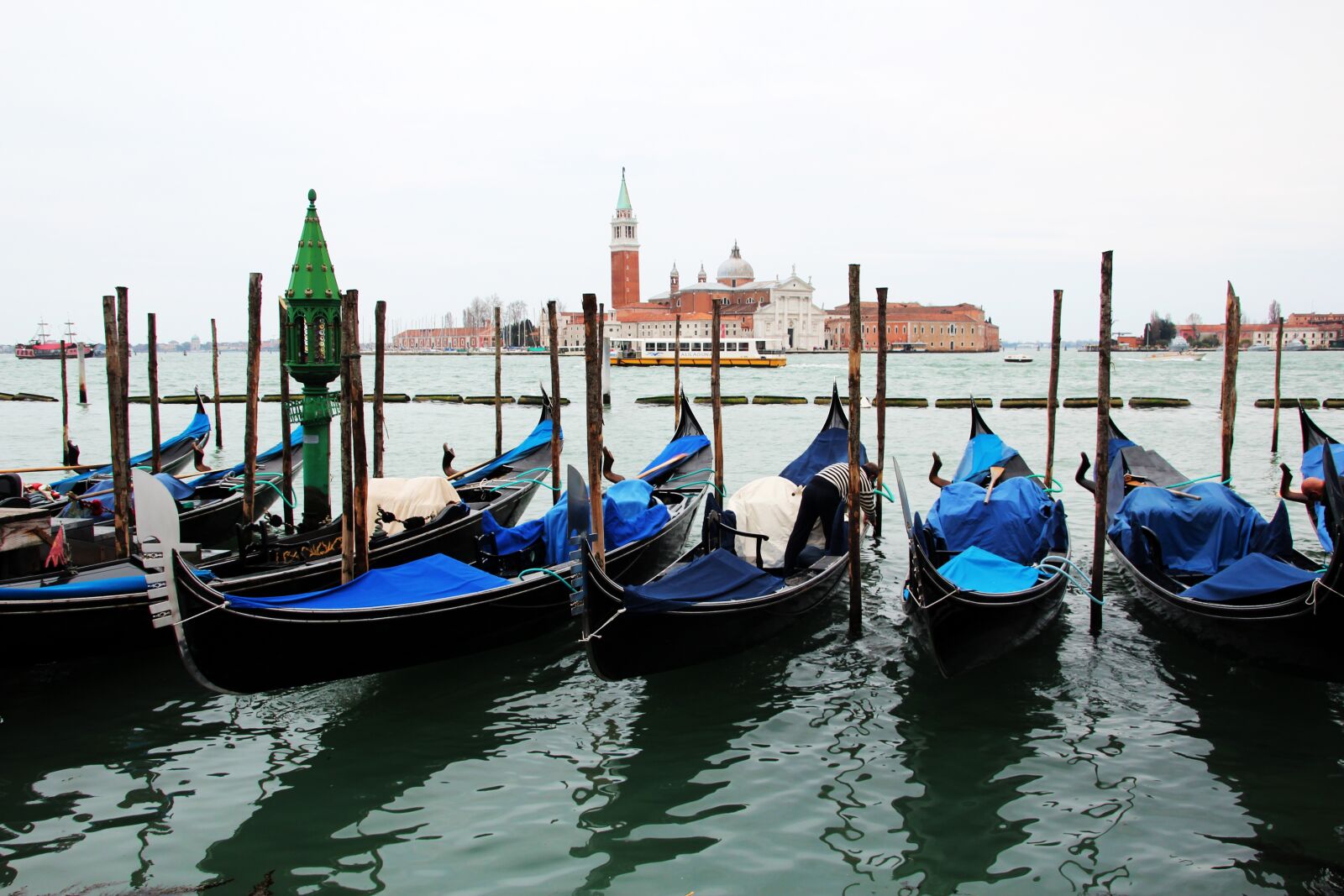 Canon EOS 600D (Rebel EOS T3i / EOS Kiss X5) sample photo. Venice, gondolas, parking photography