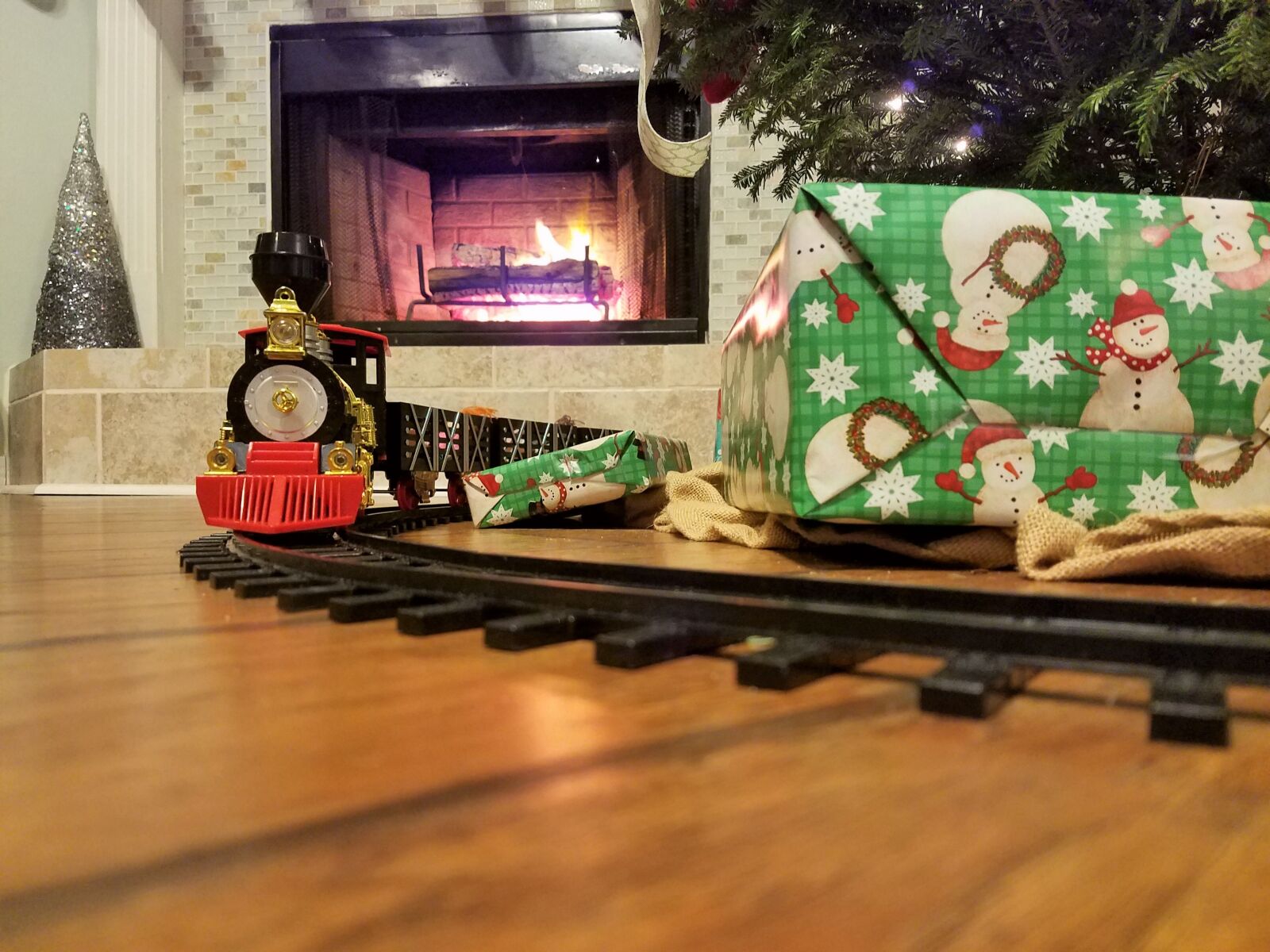 Samsung Galaxy S7 Edge sample photo. Christmas, train, present photography