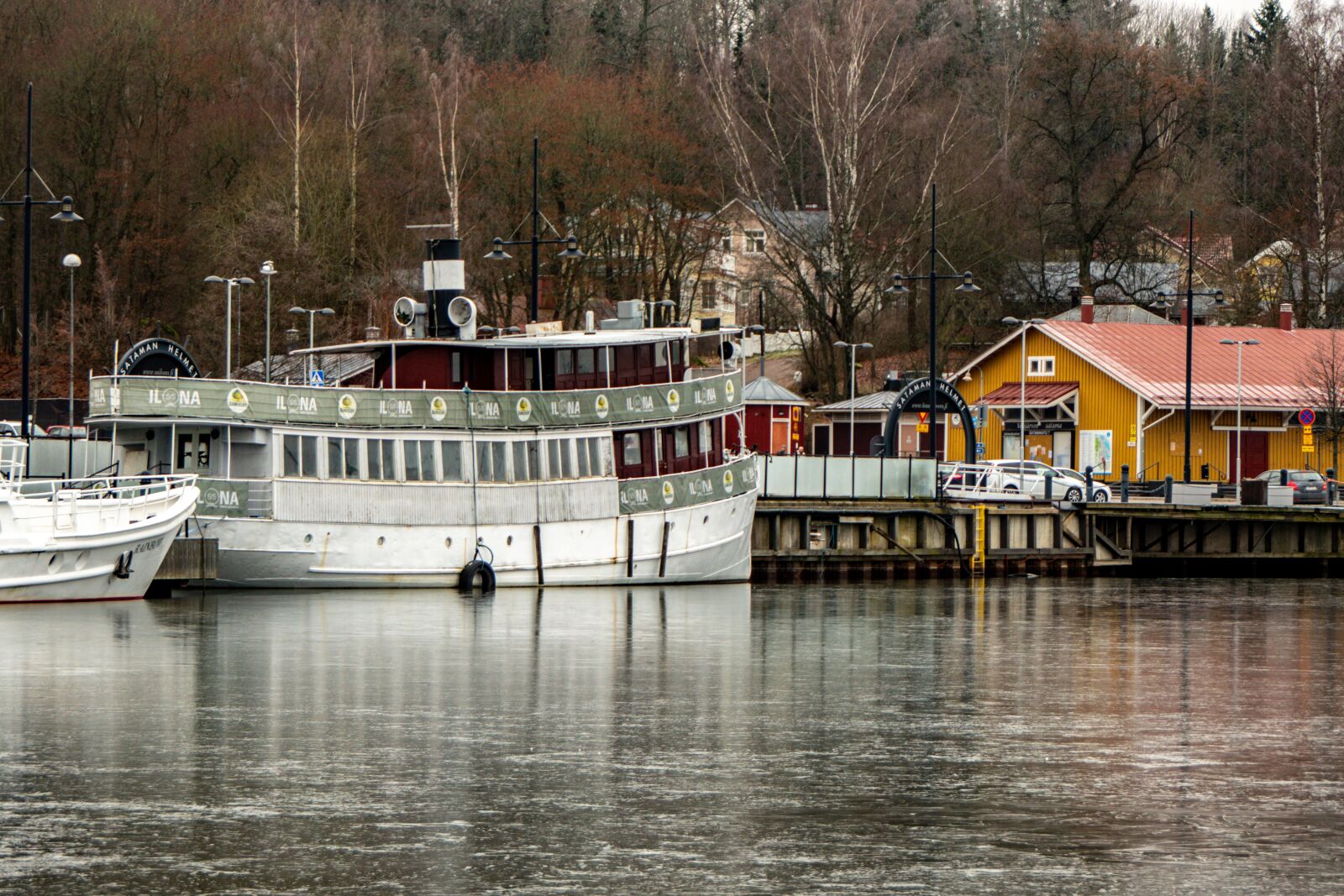 Panasonic Lumix DMC-FZ2500 (Lumix DMC-FZ2000) sample photo. Ship, lake, water photography
