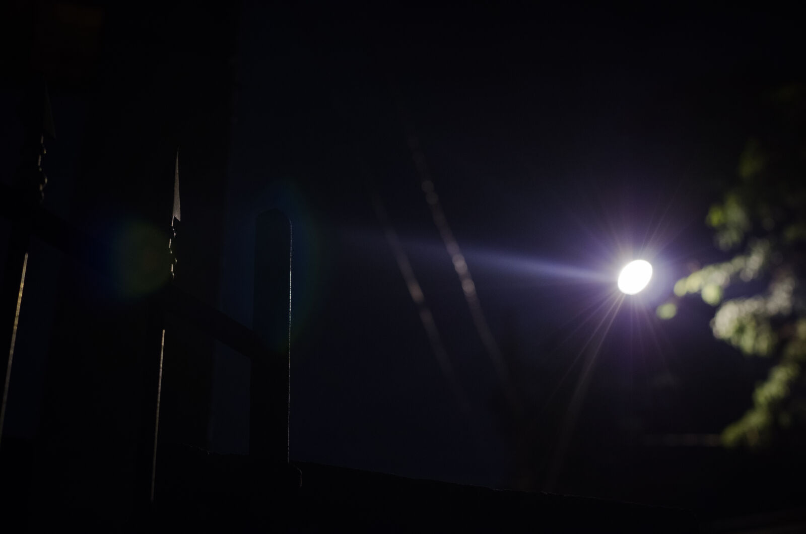 Nikon D5100 + Nikon AF-S DX Nikkor 35mm F1.8G sample photo. Gate, lamp, nightphoto, post photography