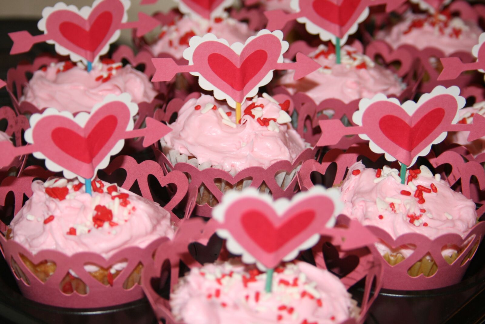 Canon EOS 400D (EOS Digital Rebel XTi / EOS Kiss Digital X) sample photo. Valentine's day, cupcake, heart photography