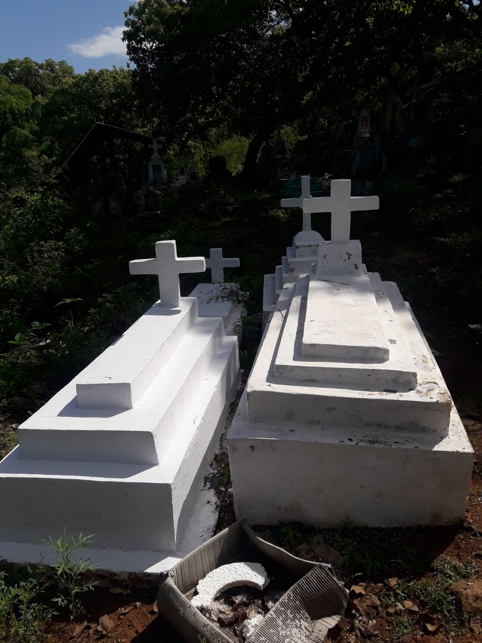 Samsung Galaxy J7 Neo sample photo. Tumbas, cruces, cementerio photography