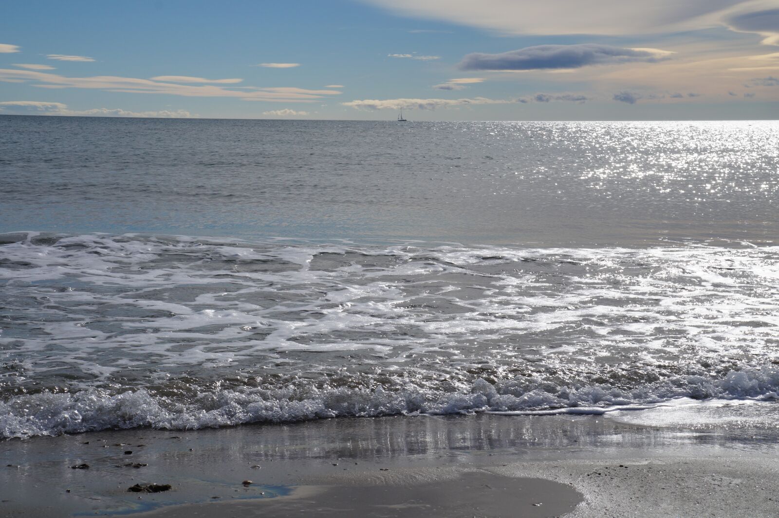 Sony Alpha a3000 + Sony E 18-55mm F3.5-5.6 OSS sample photo. Sea, wave, horizon photography