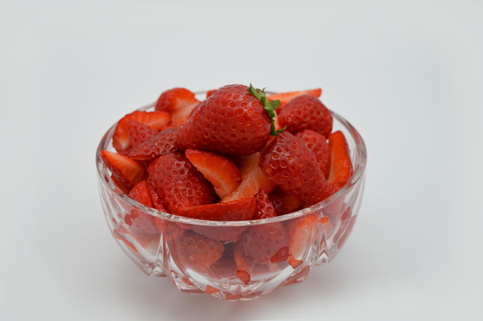 Nikon D3200 sample photo. Strawberries, glass bowl, bowl photography