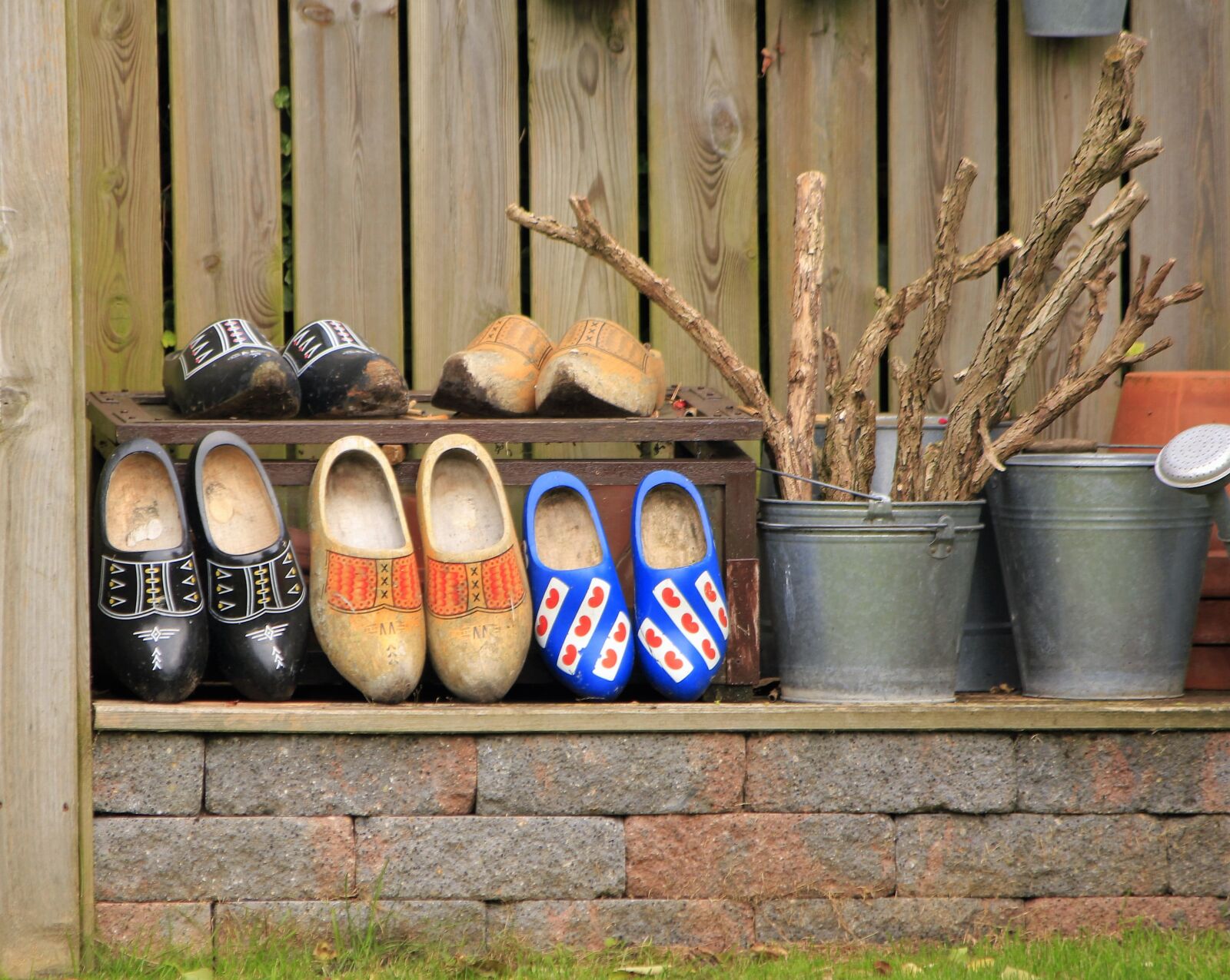 Canon EOS 550D (EOS Rebel T2i / EOS Kiss X4) sample photo. Holland, wooden shoe, obsolete photography