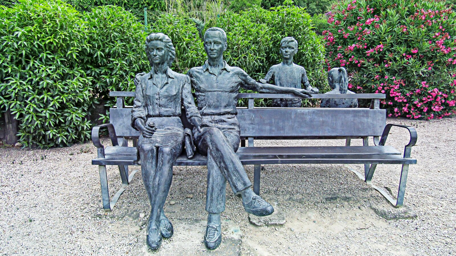 Canon PowerShot SX410 IS sample photo. Sculpture, statue, family photography