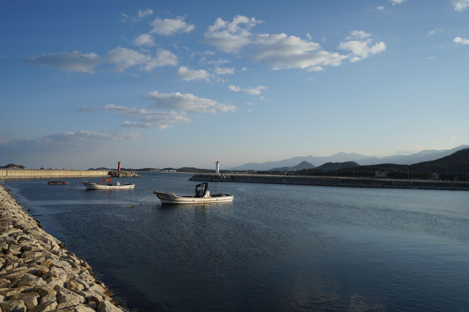 Sony a7 II + Sony Vario-Tessar T* FE 16-35mm F4 ZA OSS sample photo. Sea, boat, sky photography