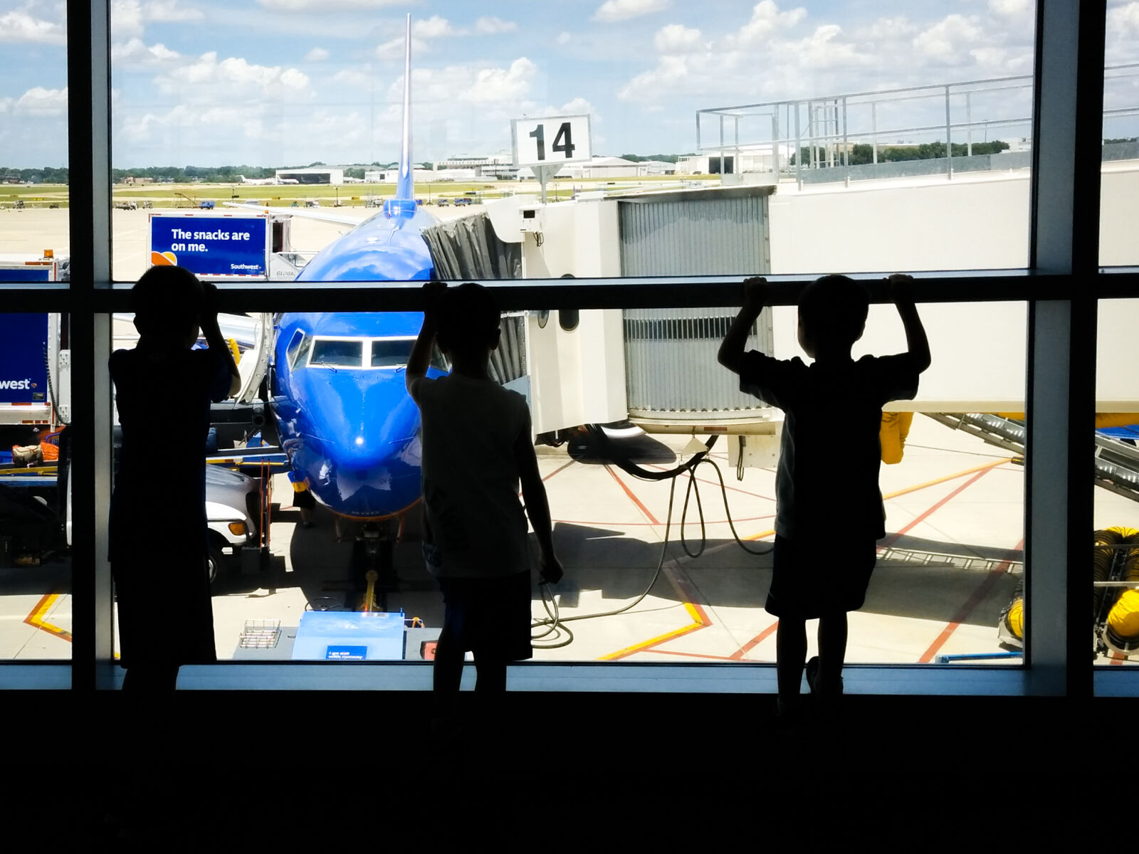 LG Nexus 5 sample photo. Airport, silhou, waiting photography