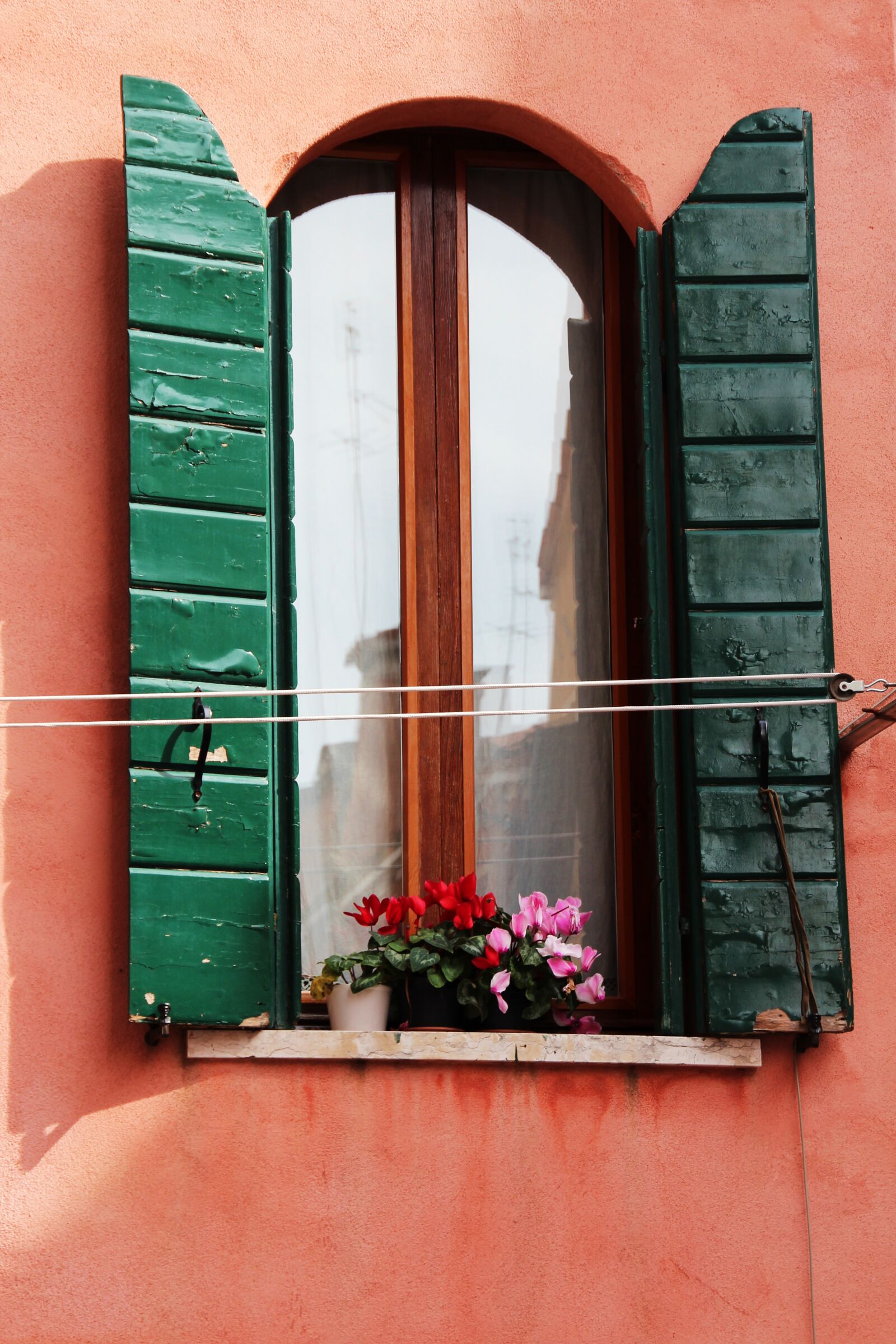 Canon EOS 600D (Rebel EOS T3i / EOS Kiss X5) sample photo. Window, shutters, open photography